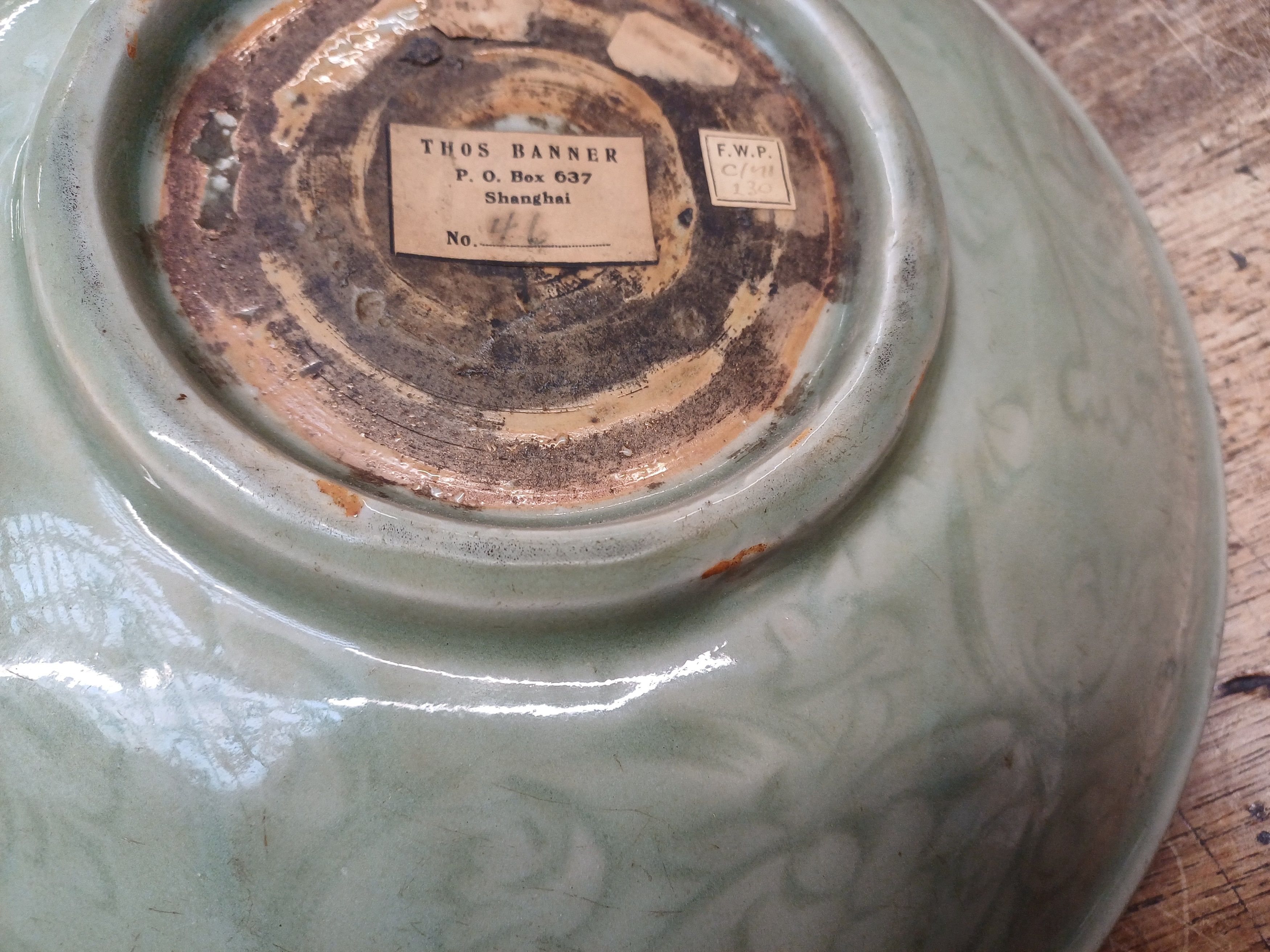 A CHINESE LONGQUAN CELADON-GLAZED 'PEONY' DISH 明十五世紀 龍泉窯青釉牡丹紋盤 - Image 10 of 11