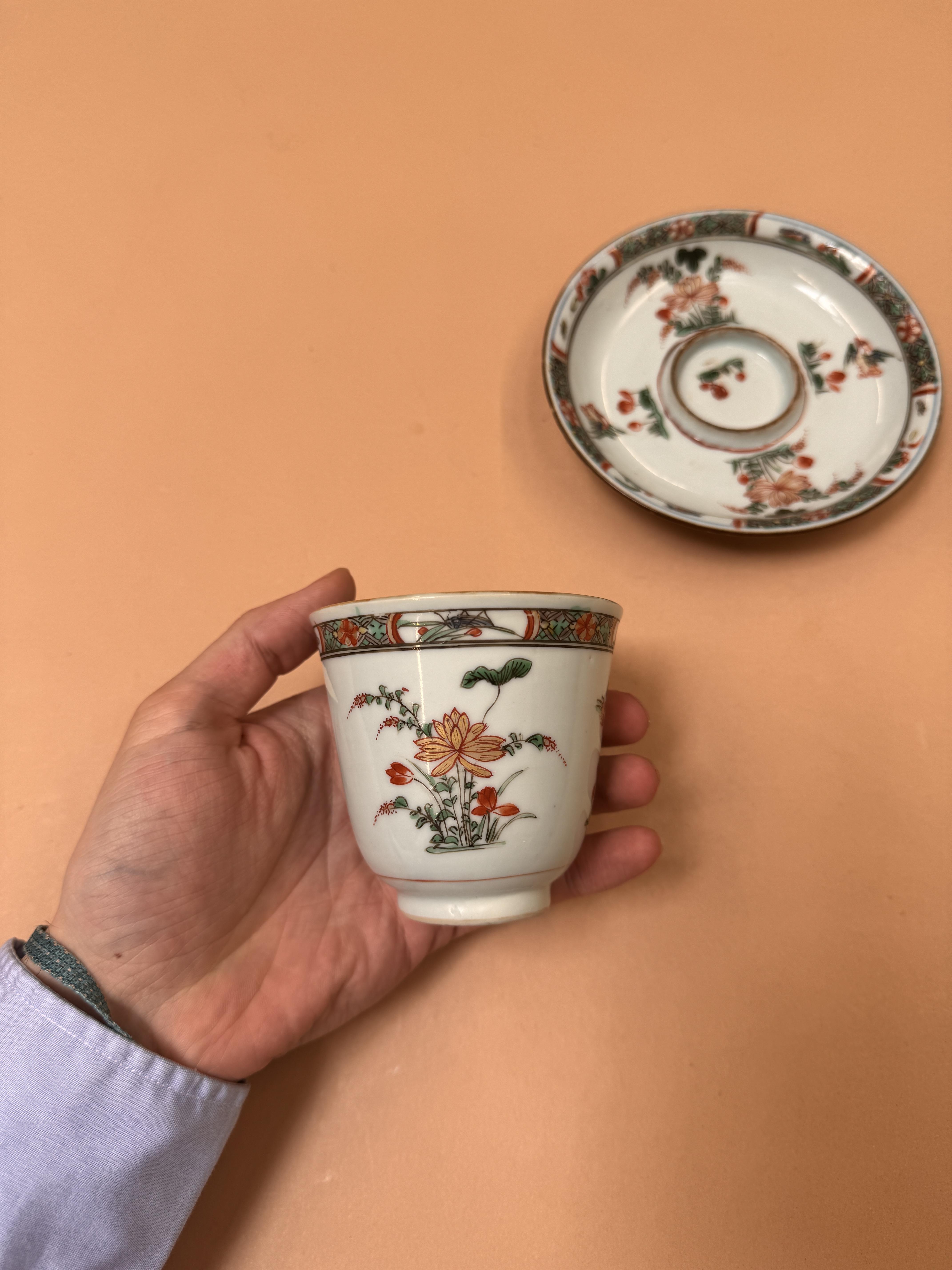 A CHINESE FAMILLE-VERTE CUP AND SAUCER 清康熙 五彩花鳥圖盃連盤 - Image 8 of 18