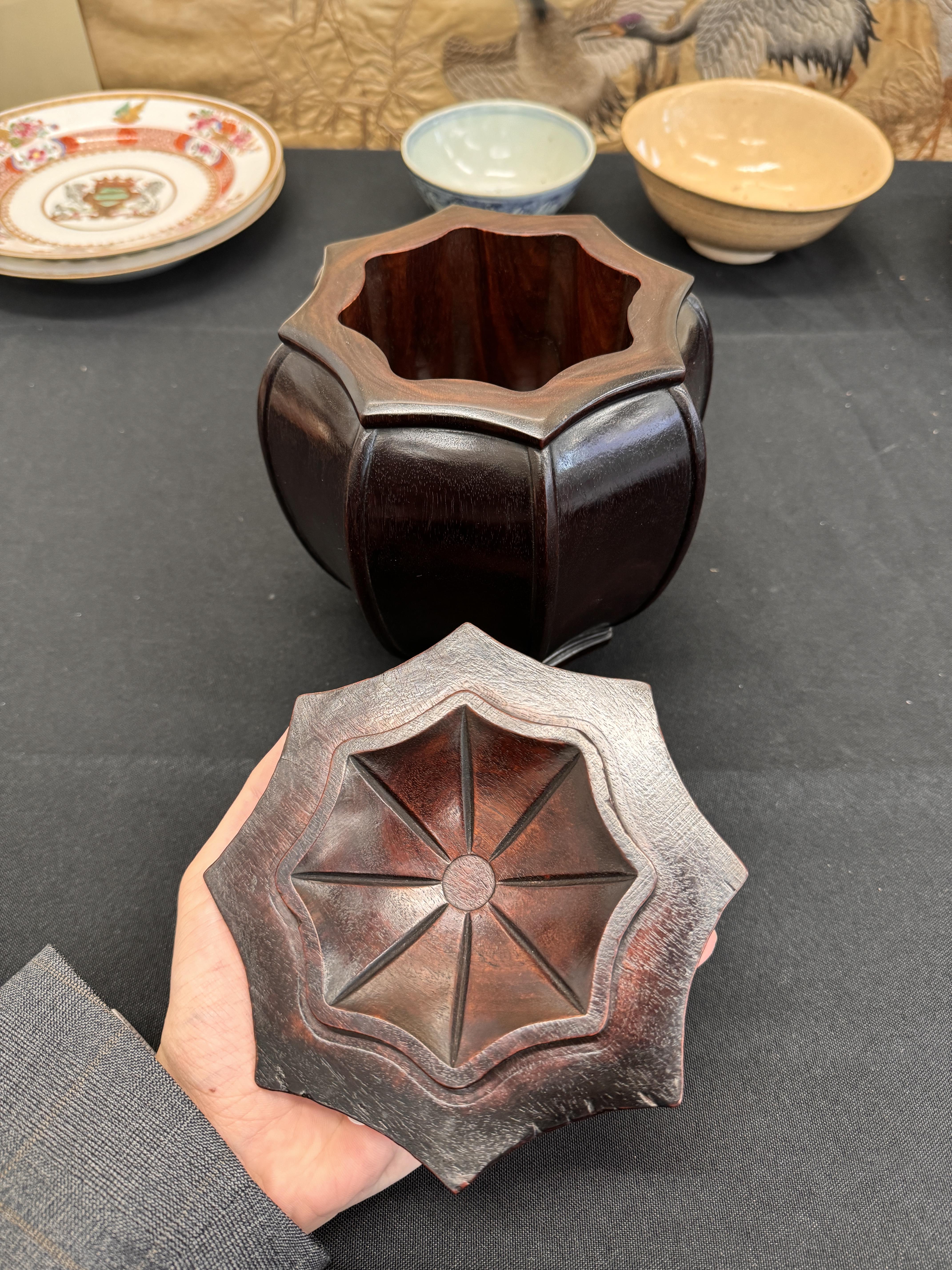 A CHINESE CARVED HARDWOOD TEA CADDY AND COVER 清十八世紀 硬木茶葉罐連蓋 - Image 17 of 21