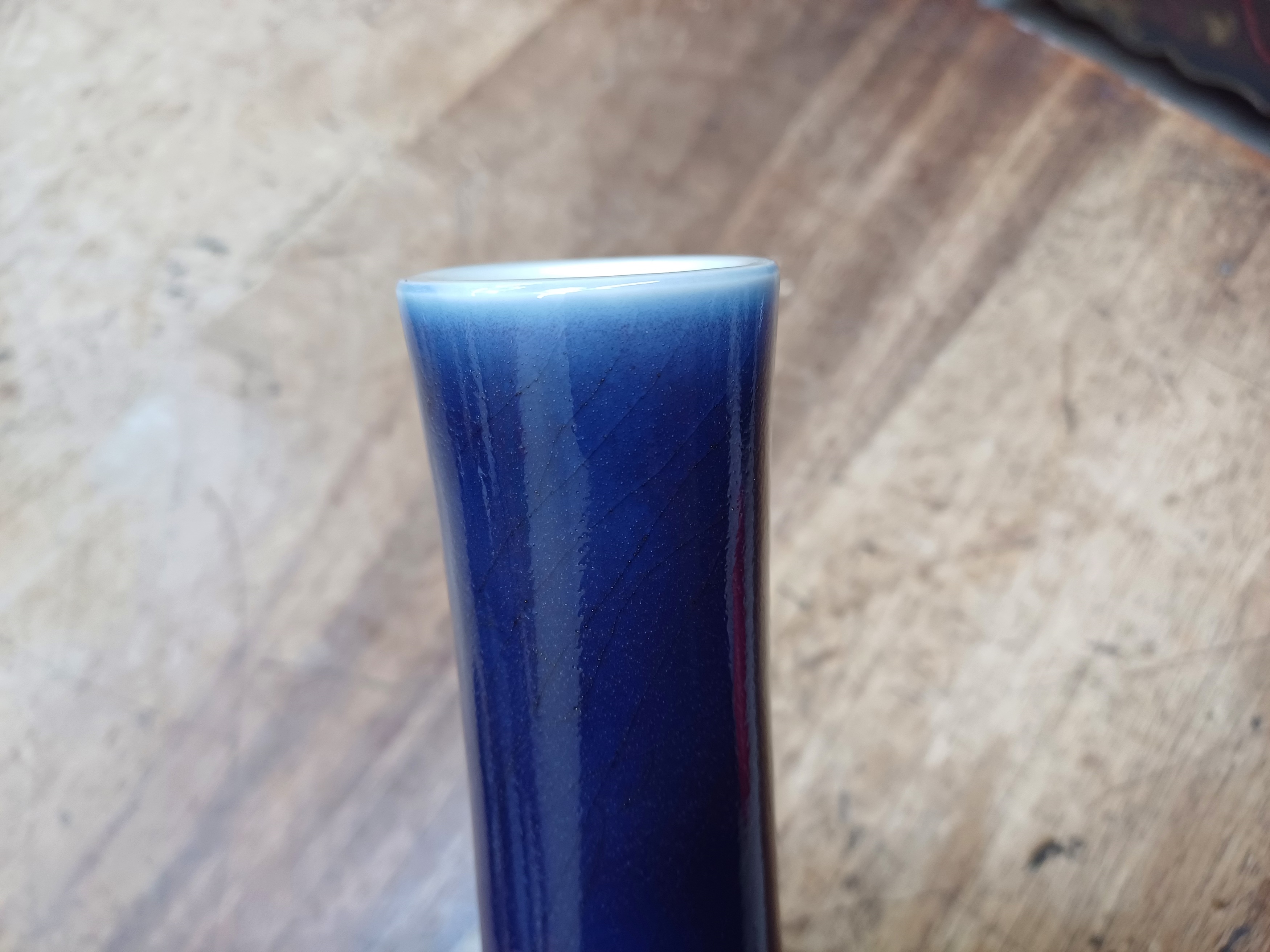 A CHINESE MONOCHROME BLUE-GLAZED VASE 清 藍釉長頸瓶 - Image 10 of 11