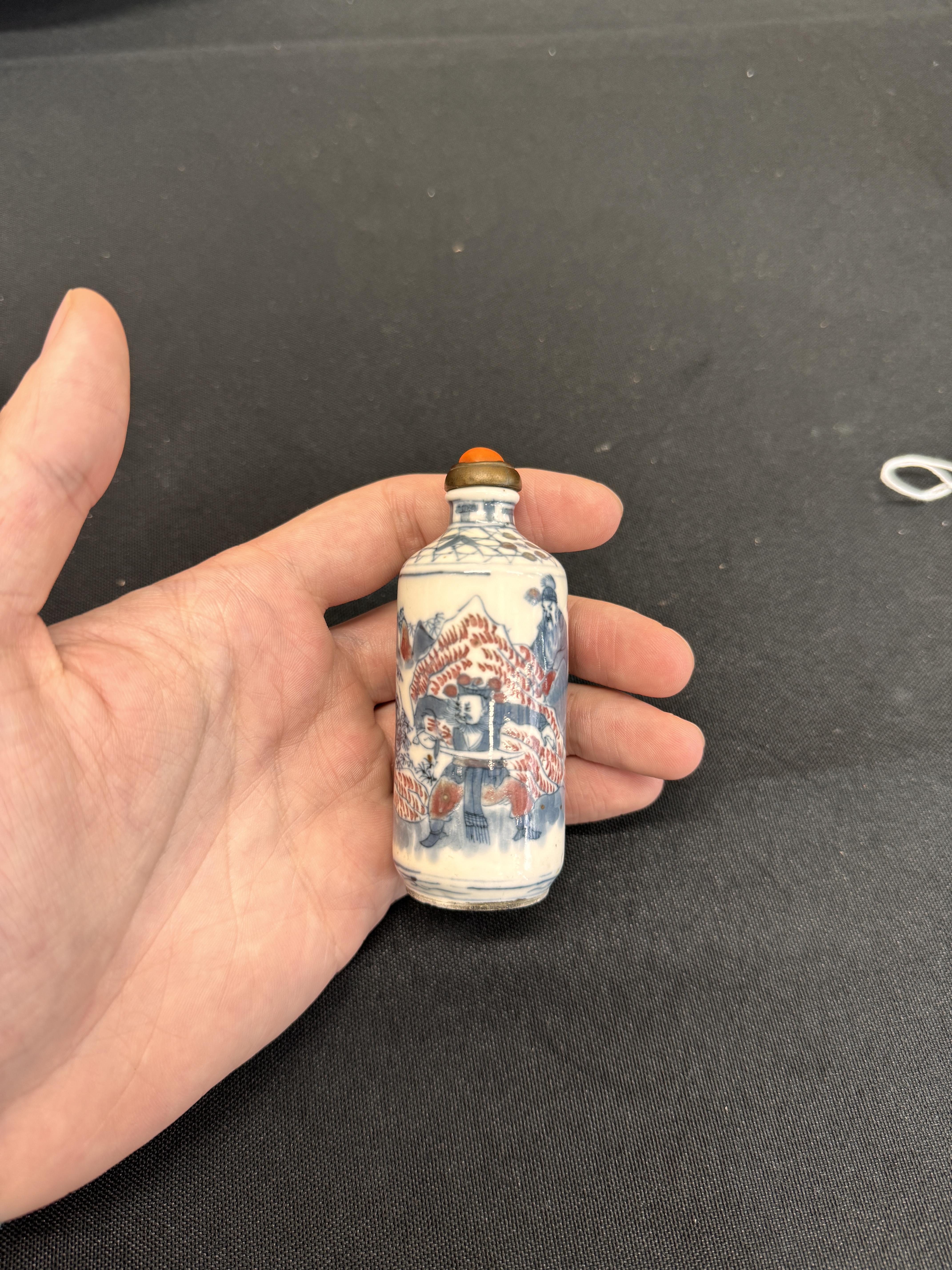 λ A CHINESE BLUE AND WHITE AND COPPER-RED SNUFF BOTTLE 清十八世紀 青花釉裏紅人物故事圖紋鼻煙壺 《大清雍正年製》款 - Image 11 of 13