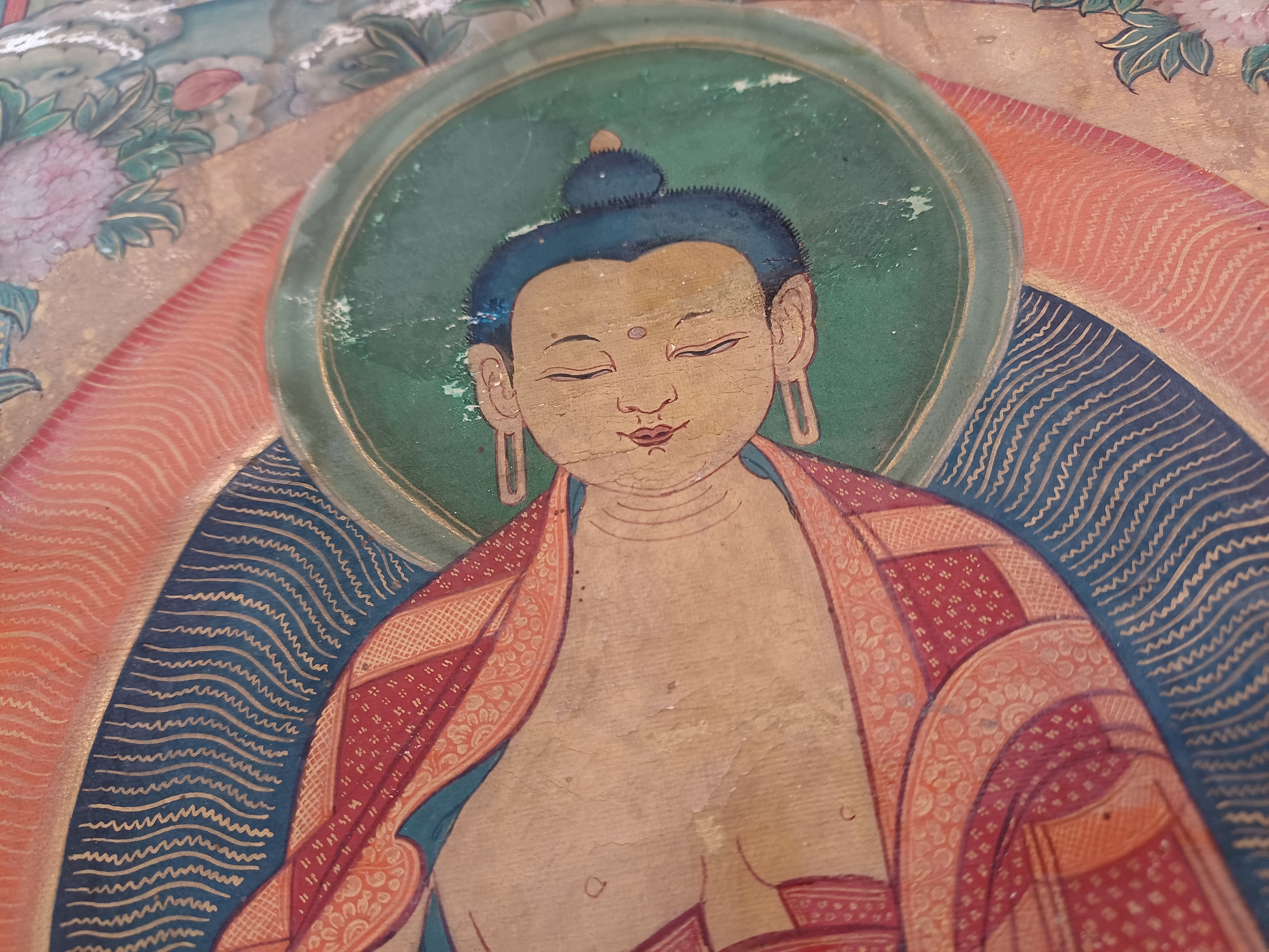 A TIBETAN PAINTED THANGKA OF BUDDHA SHAKYAMUNI 十八世紀 藏傳釋迦牟尼佛像唐卡 - Image 13 of 18