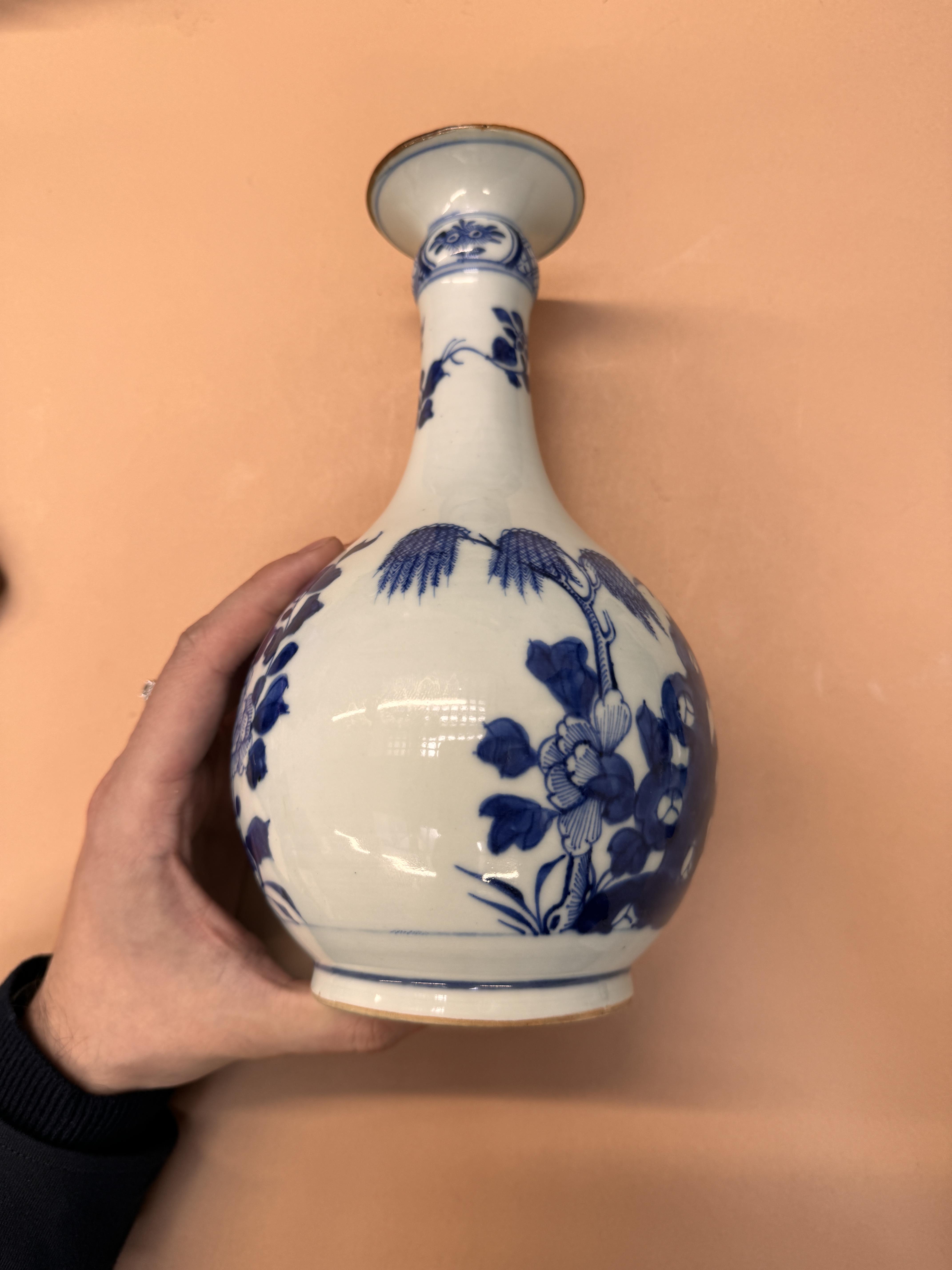 A CHINESE BLUE AND WHITE BOTTLE VASE 清十八世紀 青花花卉紋瓶 - Image 11 of 13