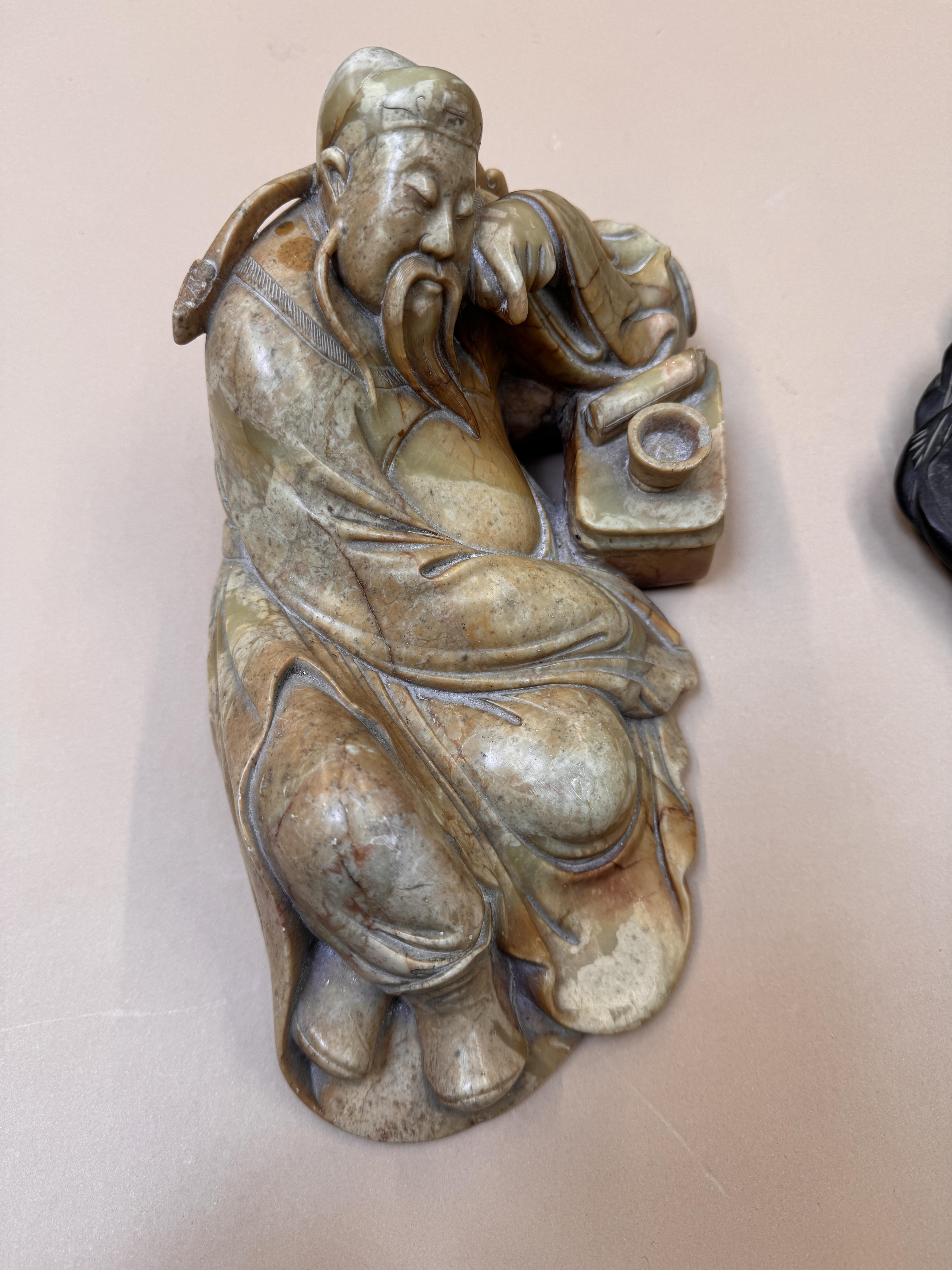 A CHINESE CARVED SOAPSTONE 'SCHOLAR' FIGURE 清十九世紀 壽山石高士臥像 - Image 5 of 14