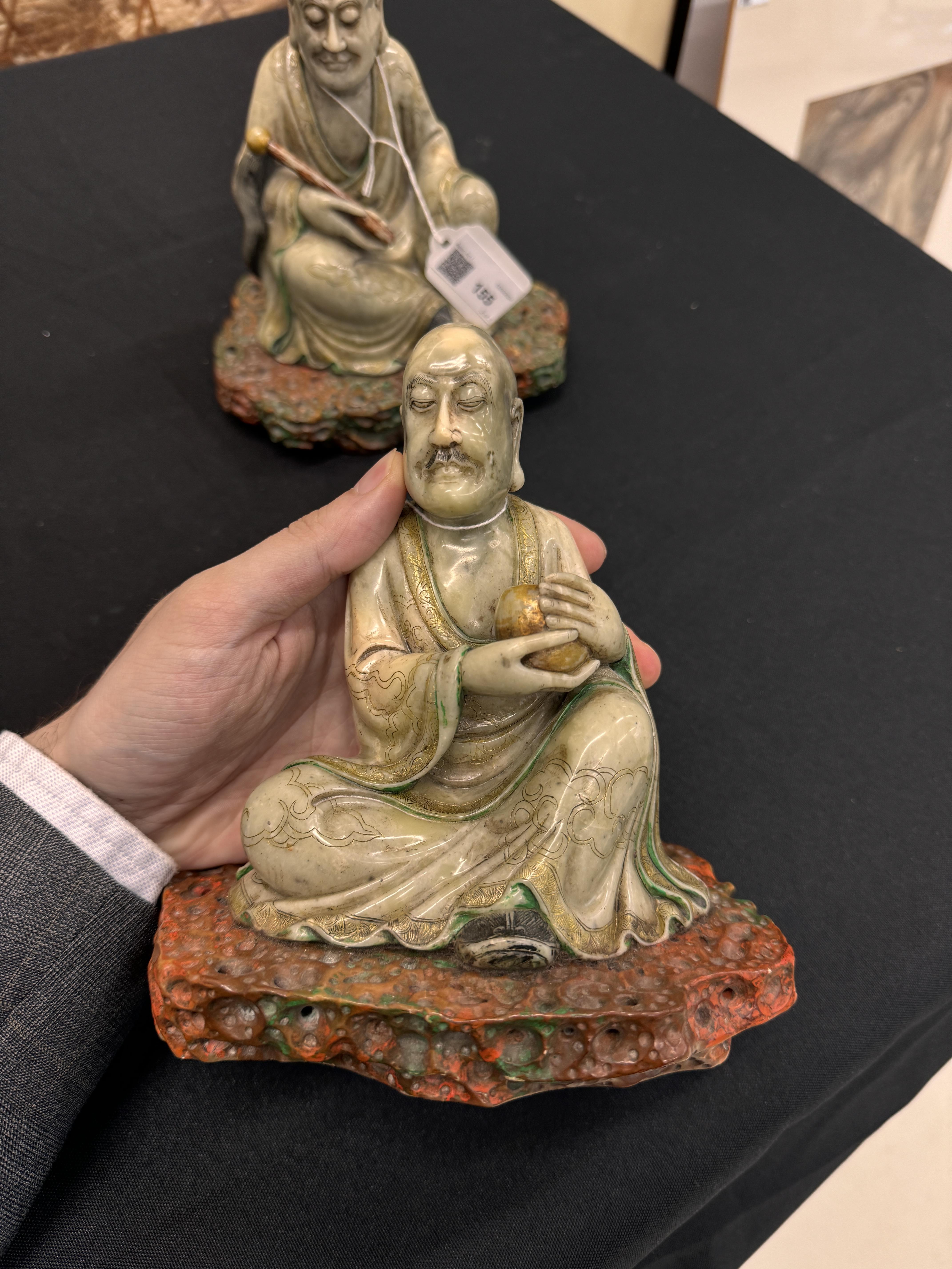 A PAIR OF FINE CHINESE SOAPSTONE 'LUOHAN' FIGURES 清康熙 壽山石羅漢坐像一對 - Image 18 of 24