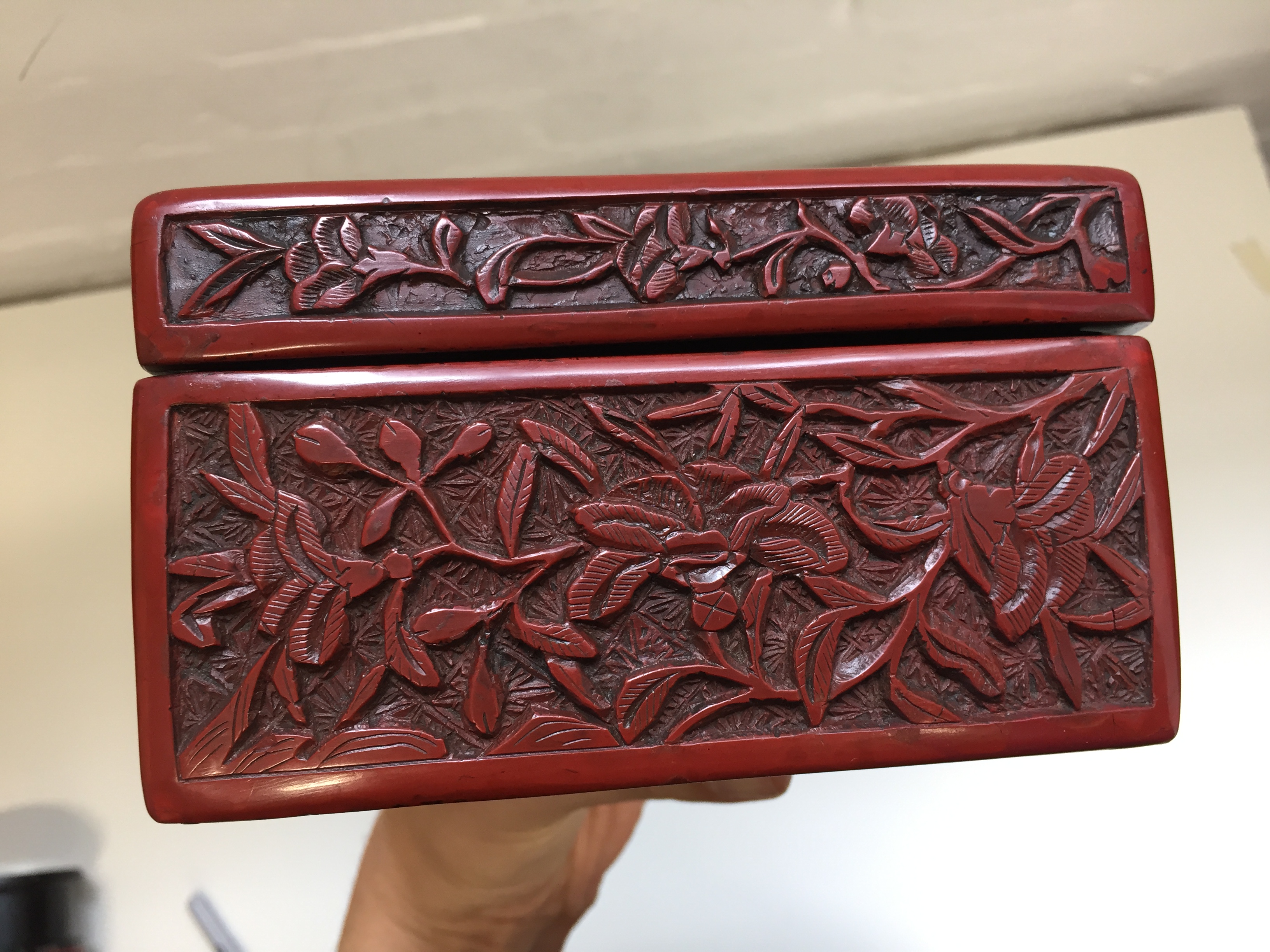 A CHINESE CINNABAR LACQUER 'MUSICIAN' BOX AND COVER 晚明 剔紅圖高士行樂圖紋蓋盒 - Image 10 of 20