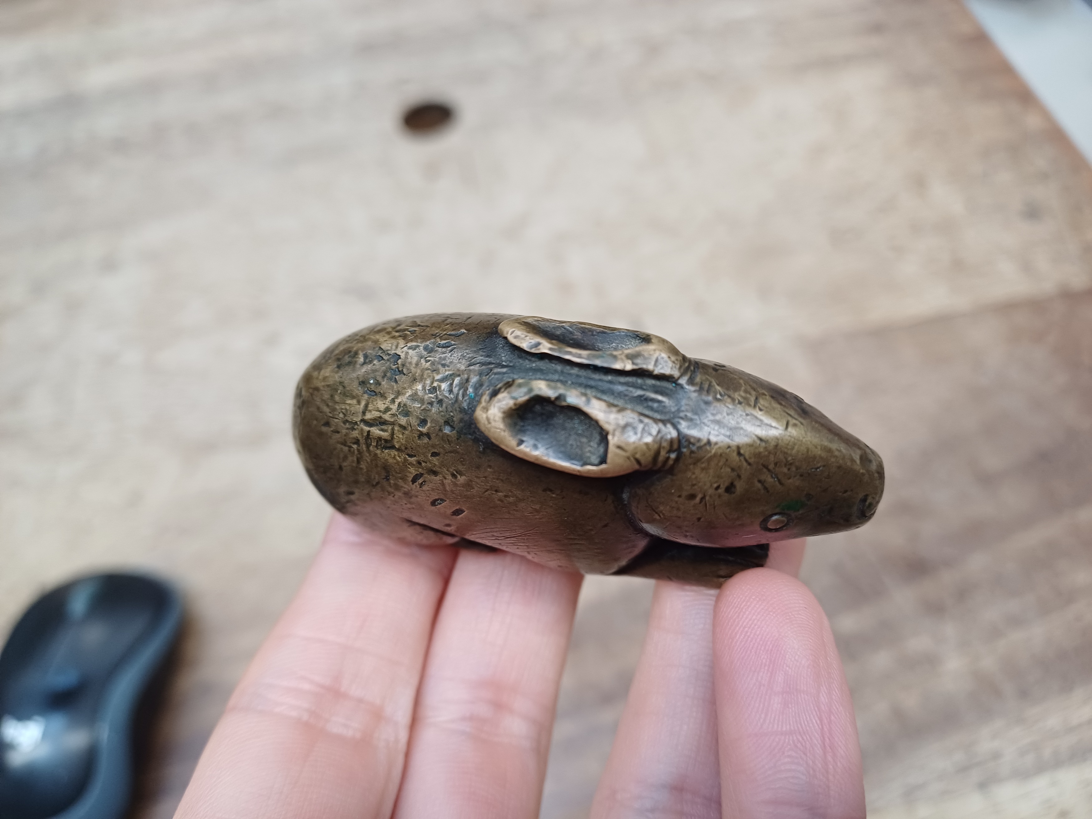 A CHINESE BRONZE 'RABBIT' SCROLL WEIGHT 明 銅兔形紙鎮 - Image 4 of 7