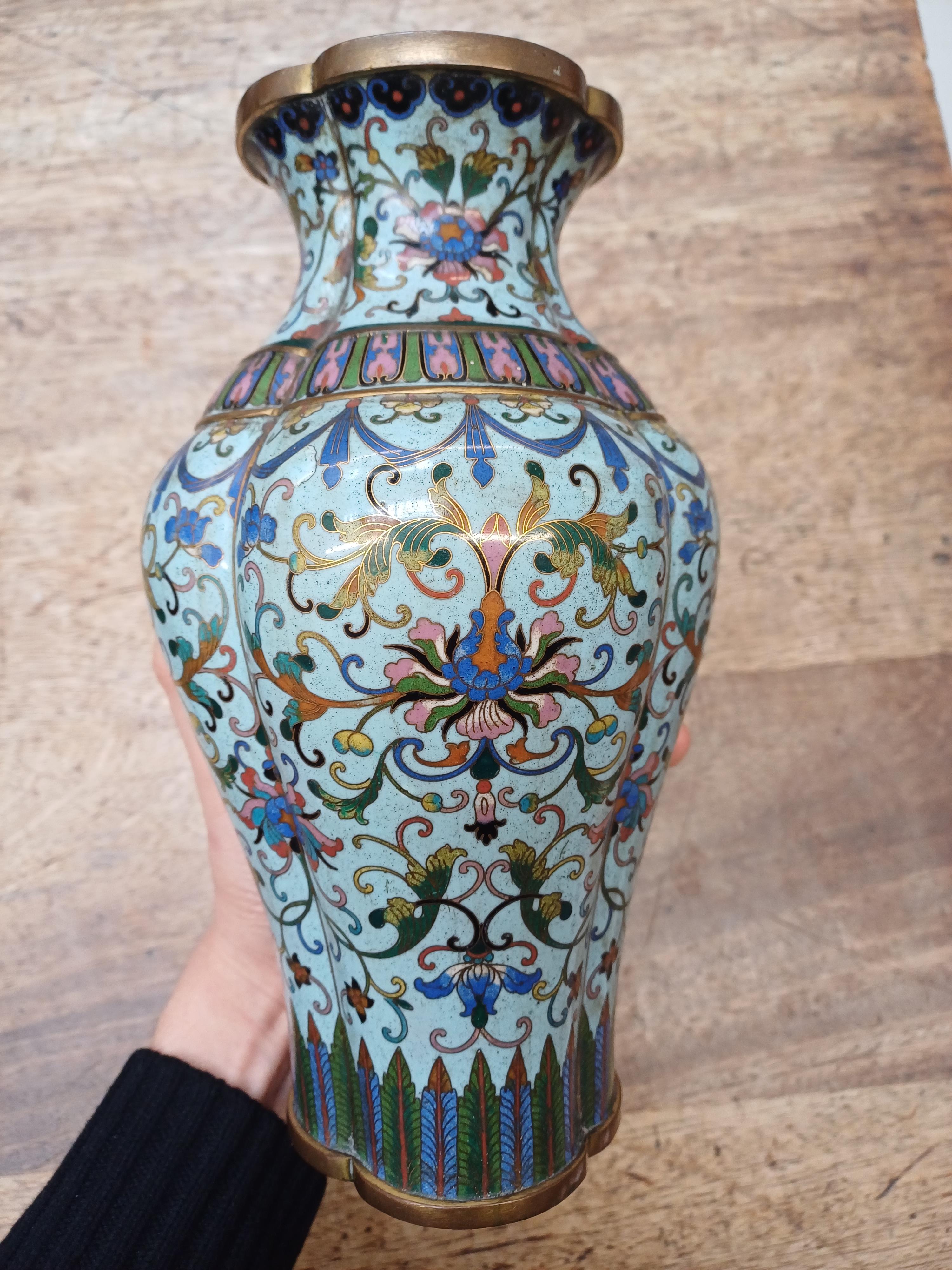 A PAIR OF CHINESE CLOISONNÉ ENAMEL VASES 清十八世紀 銅胎掐絲琺瑯番蓮紋瓶一對 - Image 9 of 17