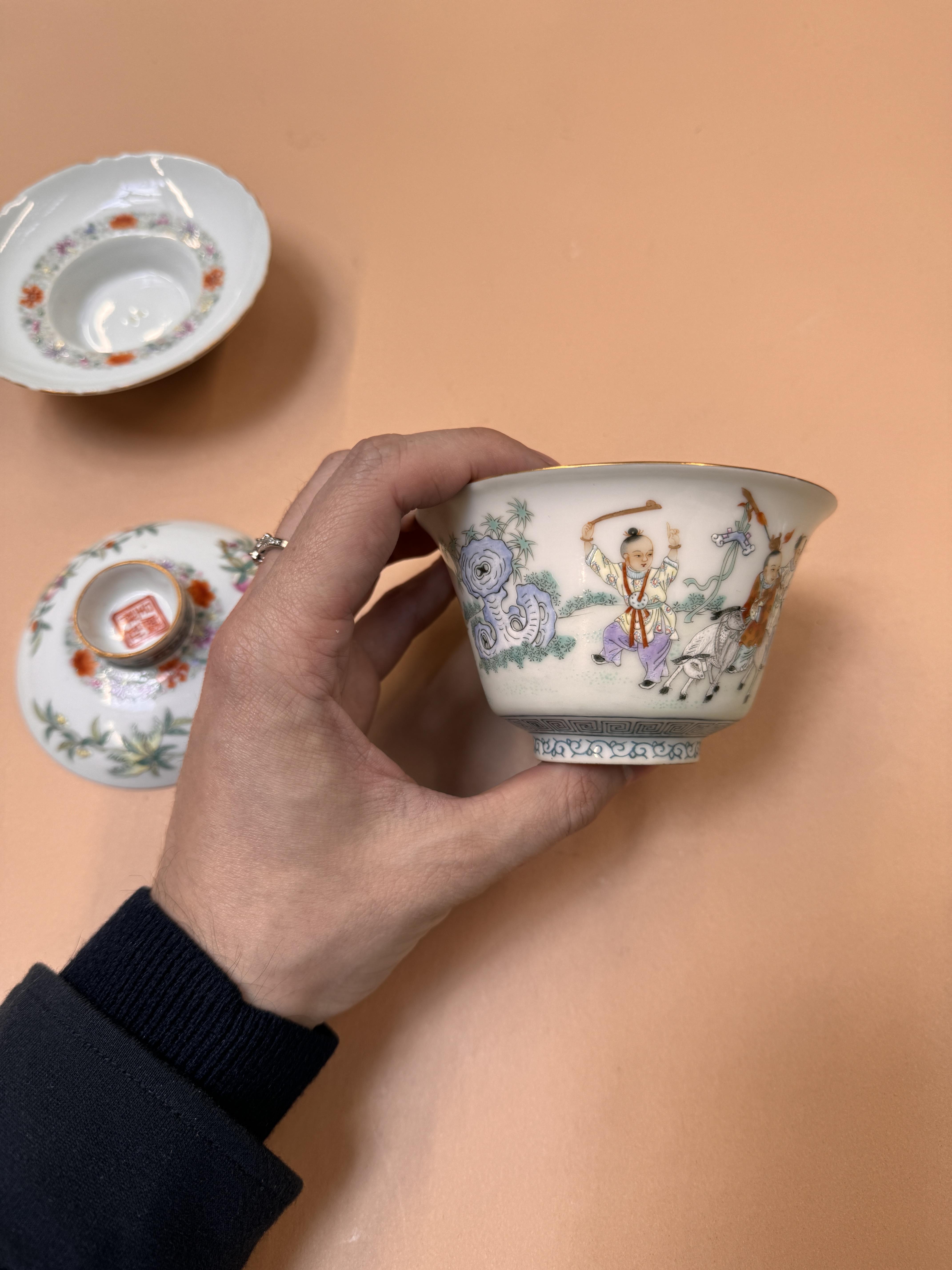 A PAIR OF CHINESE FAMILLE-ROSE CUPS, COVERS AND STANDS 民國時期 粉彩嬰戲圖蓋盌一對 《麟指呈祥》款 - Image 40 of 44