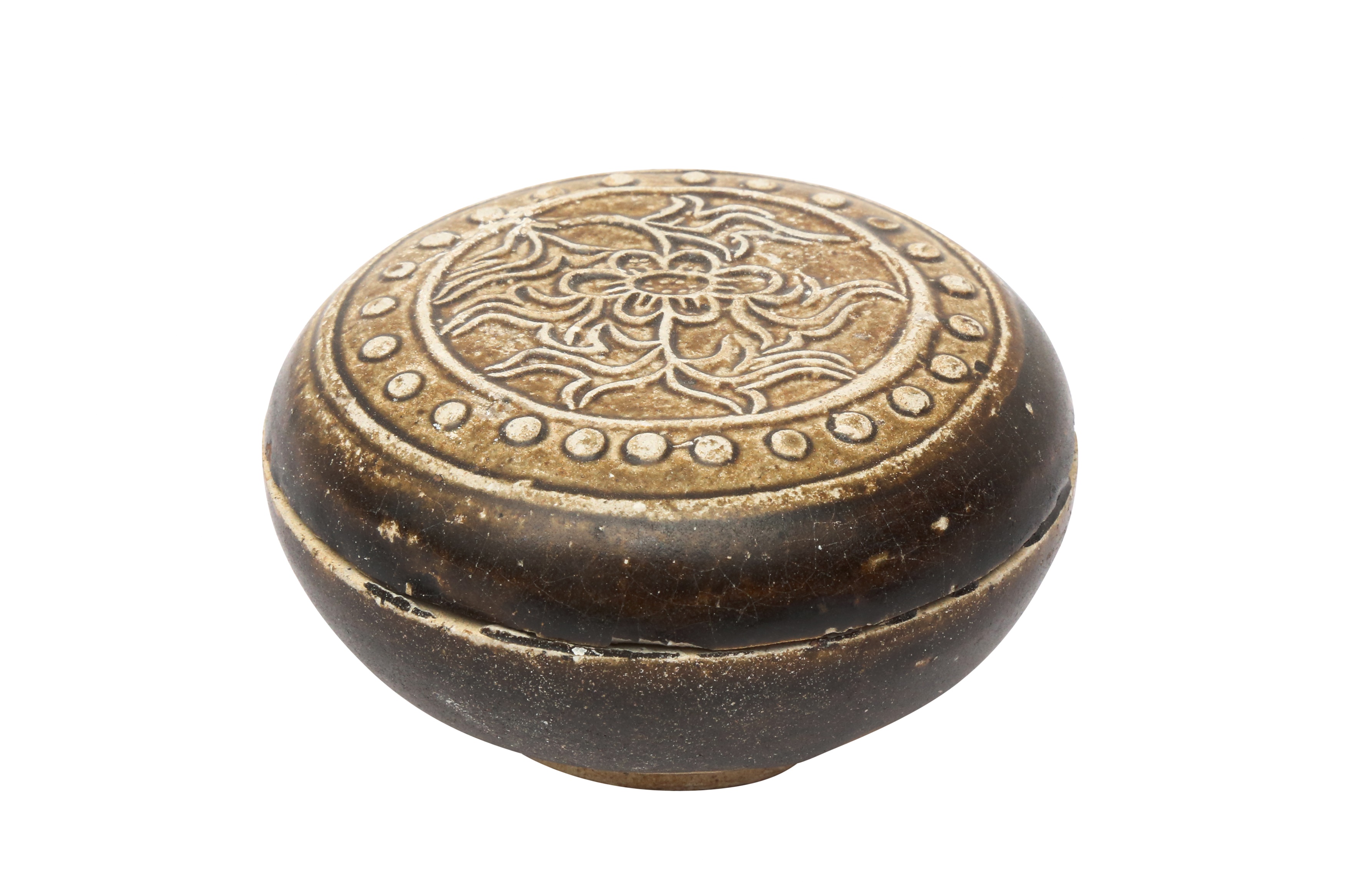 A CHINESE JIZHOU BROWN-GLAZED MOULDED BOX AND COVER 元至明 吉州窯褐釉花卉紋圓蓋盒