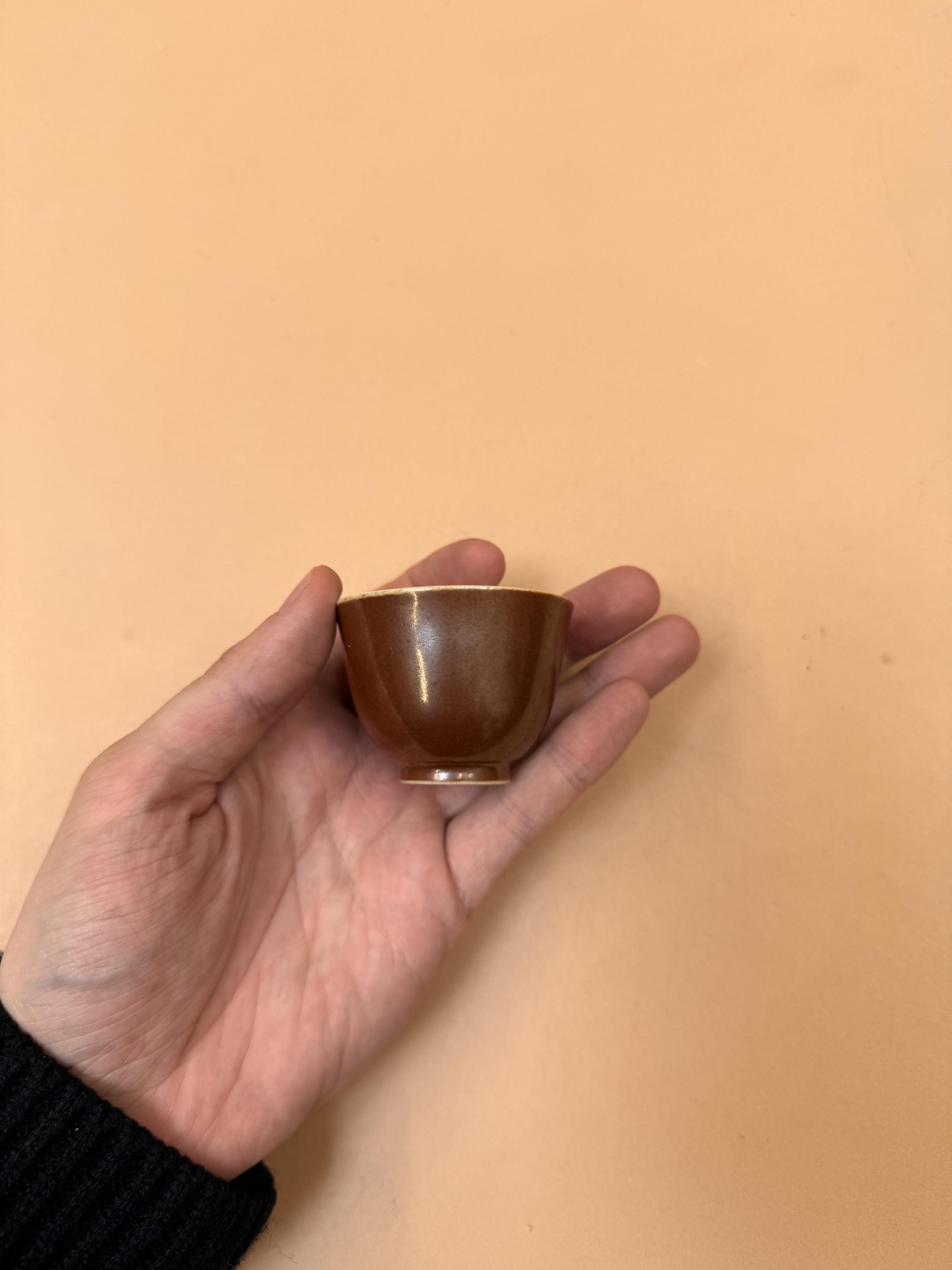 A RARE CHINESE MONOCHROME BROWN-GLAZED WINE CUP 清乾隆 醬釉盃 《大清乾隆年製》款 - Image 12 of 23