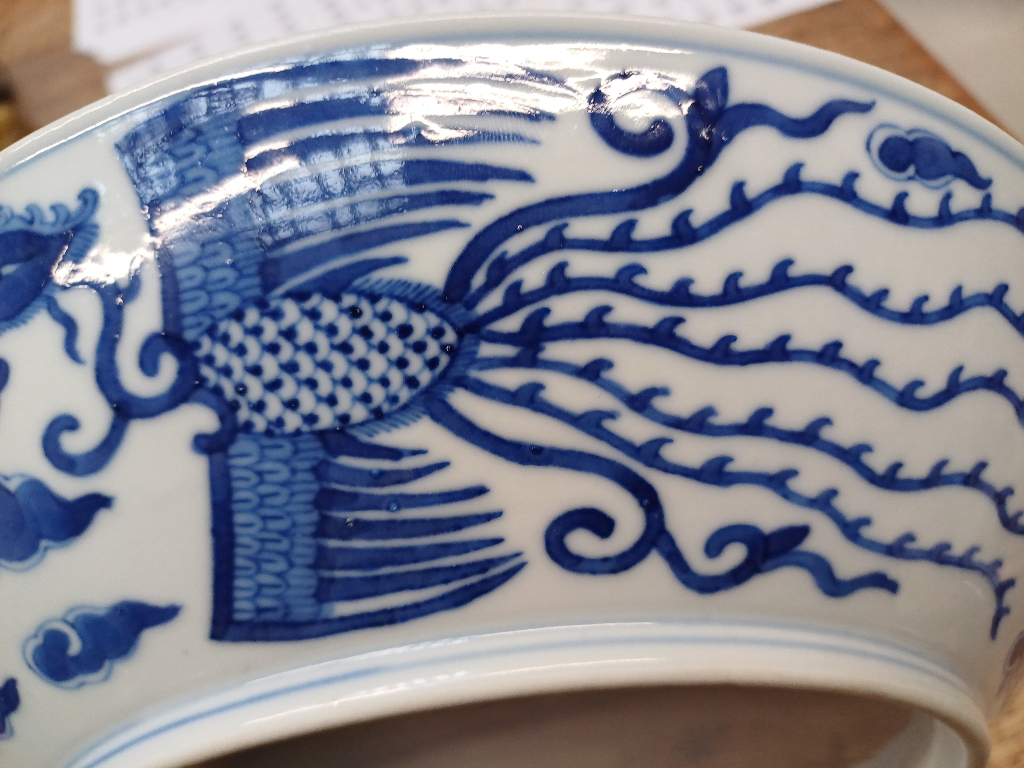 A CHINESE BLUE AND WHITE 'PHOENIX' DISH 清同治 青花雙鳳雲紋盤 《大清同治年製》款 - Image 10 of 13