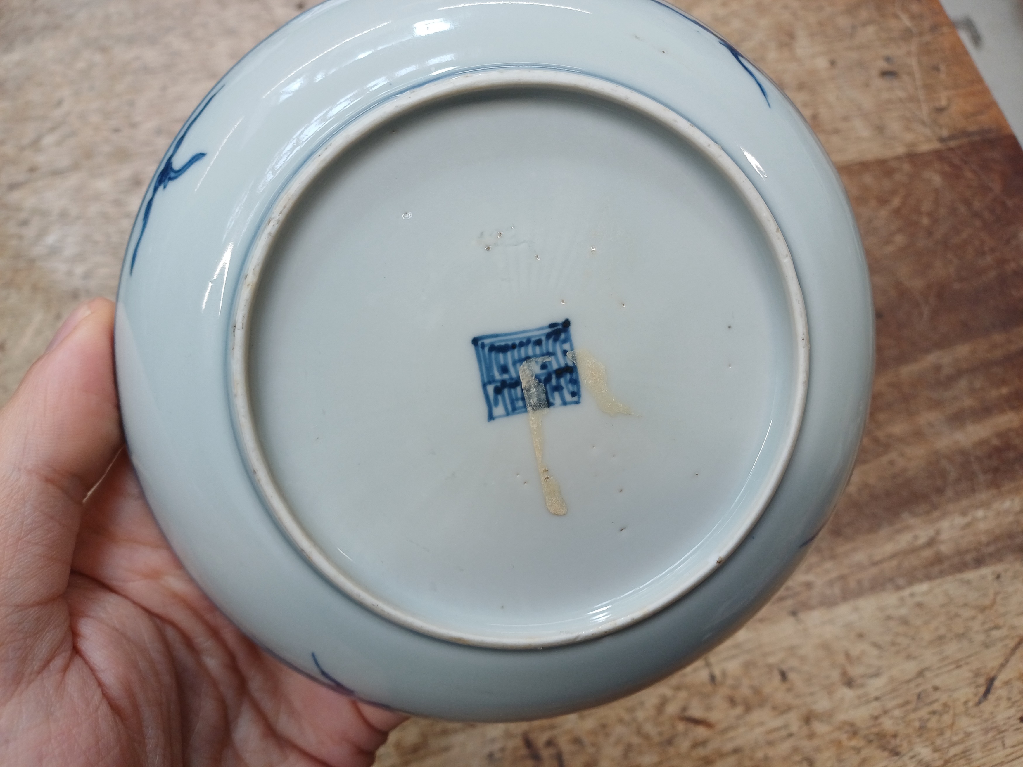 A CHINESE BLUE AND WHITE 'MUSICIAN' DISH 晚明或過渡期 青花樂人盤 - Image 13 of 14