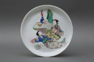 A CHINESE FAMILLE-VERTE 'LADIES WITH FANS' DISH 清康熙 五彩仕女圖紋盤