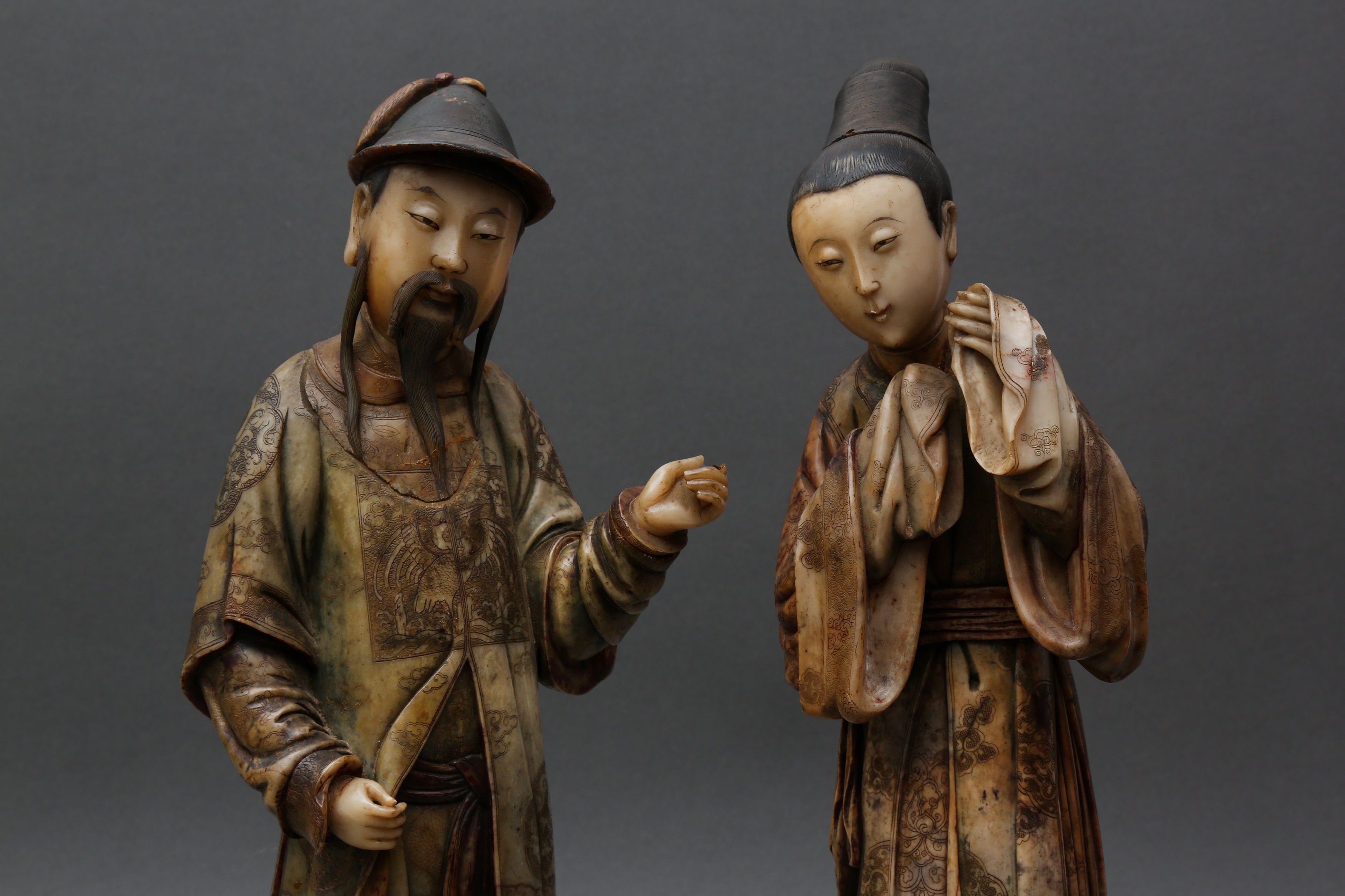 TWO RARE AND IMPRESSIVE CHINESE SOAPSTONE STANDING COURT FIGURES 清十八世紀 壽山石清廷人物像兩件 - Image 4 of 47