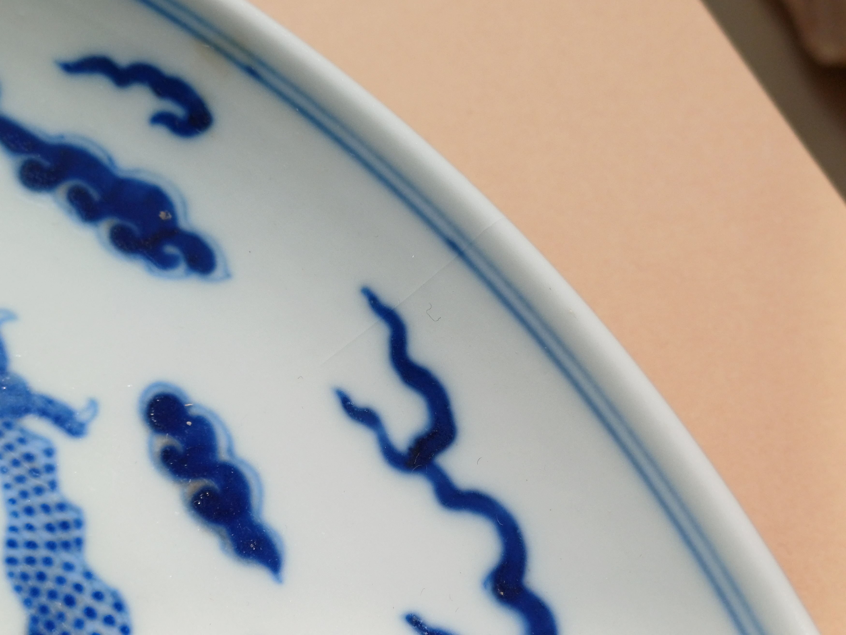 A LARGE CHINESE BLUE AND WHITE 'DRAGONS' DISH 清光緒 青花雙龍趕珠紋大盤 《大清光緒年製》款 - Image 14 of 16