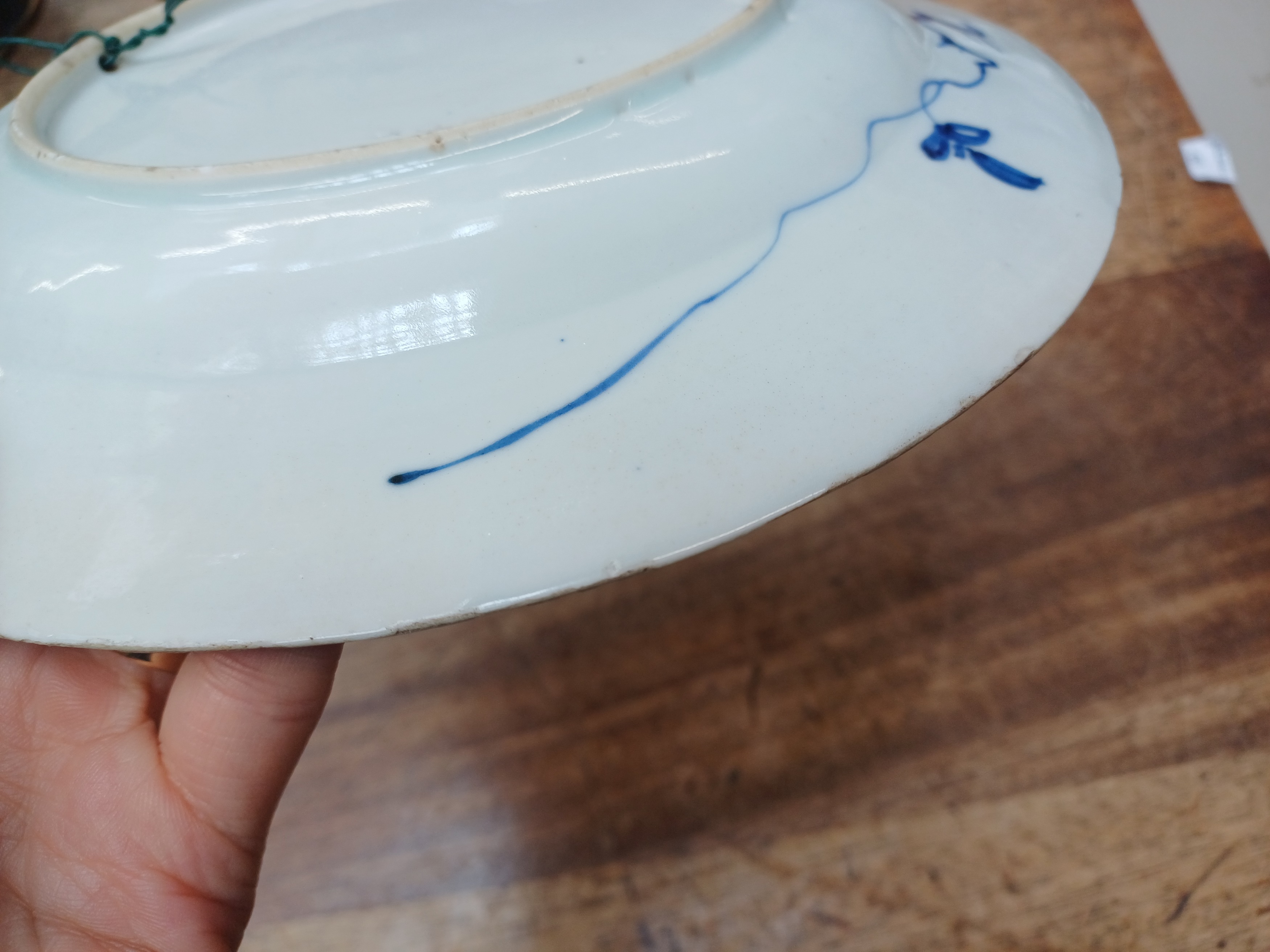 A CHINESE BLUE AND WHITE 'ROMANCE OF THE WESTERN CHAMBER' DISH 清雍正 青花繪西廂記盤 - Image 5 of 8
