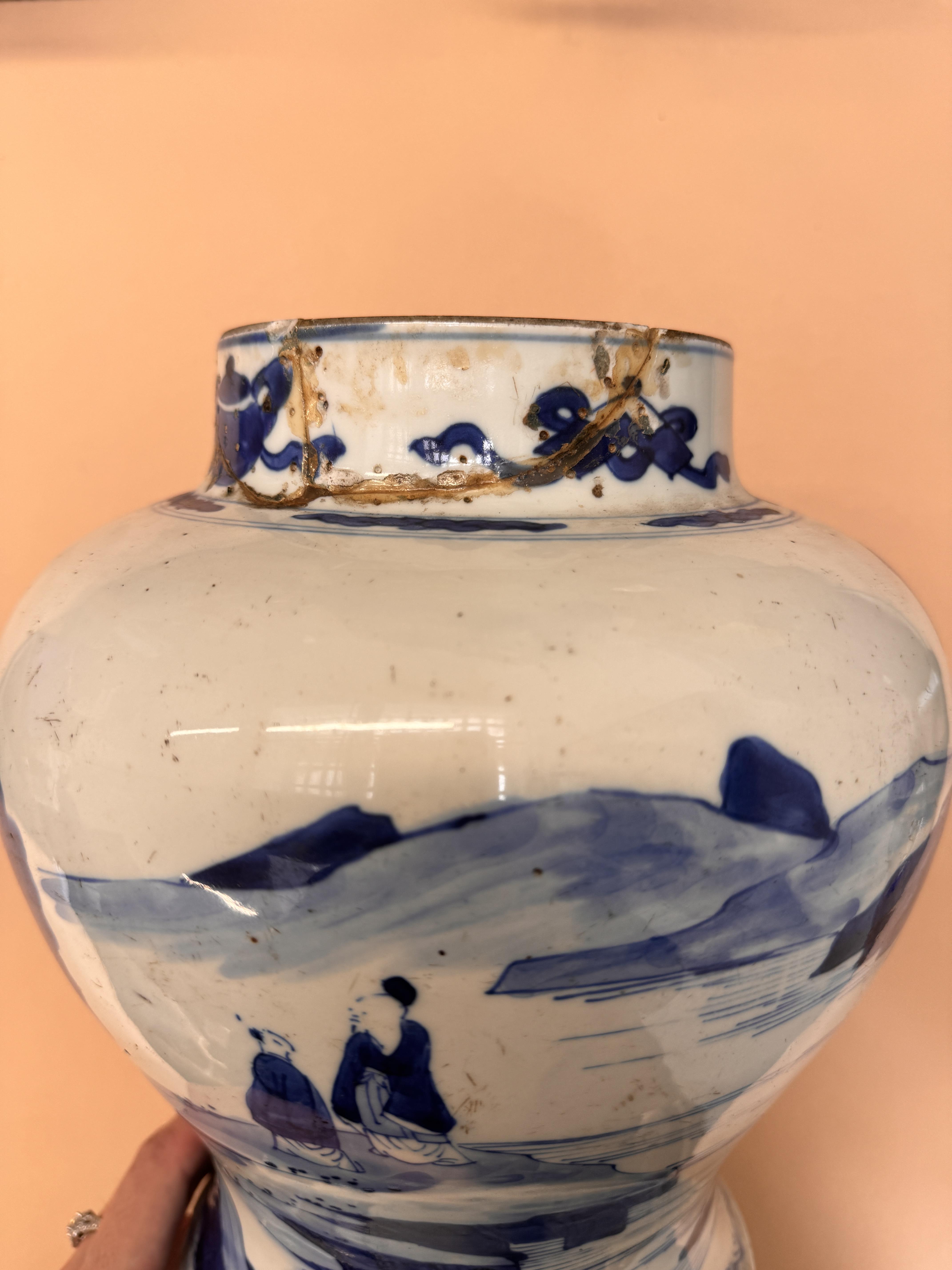 A CHINESE BLUE AND WHITE 'LANDSCAPE' VASE 清康熙 青花山水圖紋瓶 - Image 16 of 22