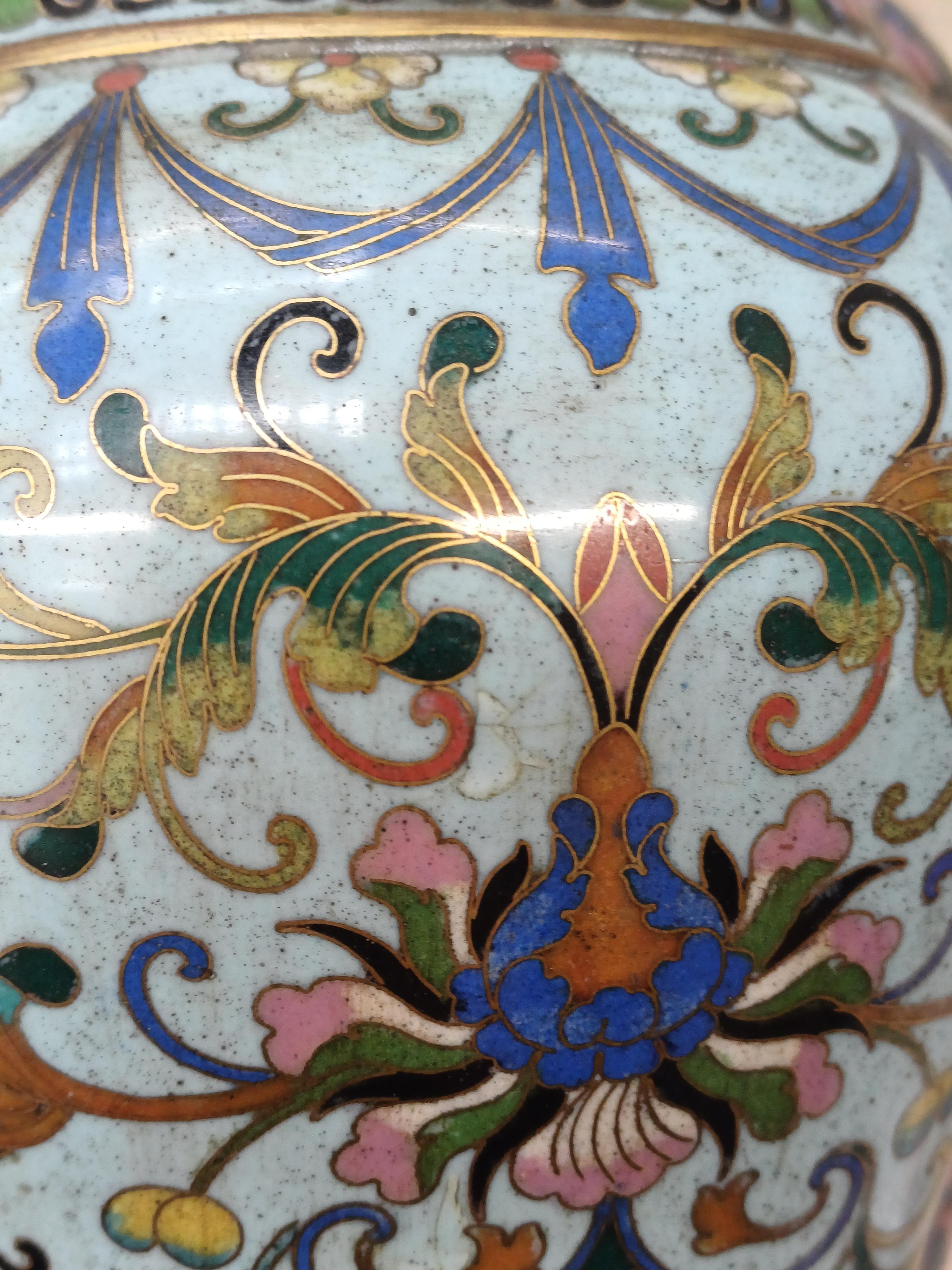 A PAIR OF CHINESE CLOISONNÉ ENAMEL VASES 清十八世紀 銅胎掐絲琺瑯番蓮紋瓶一對 - Image 10 of 17
