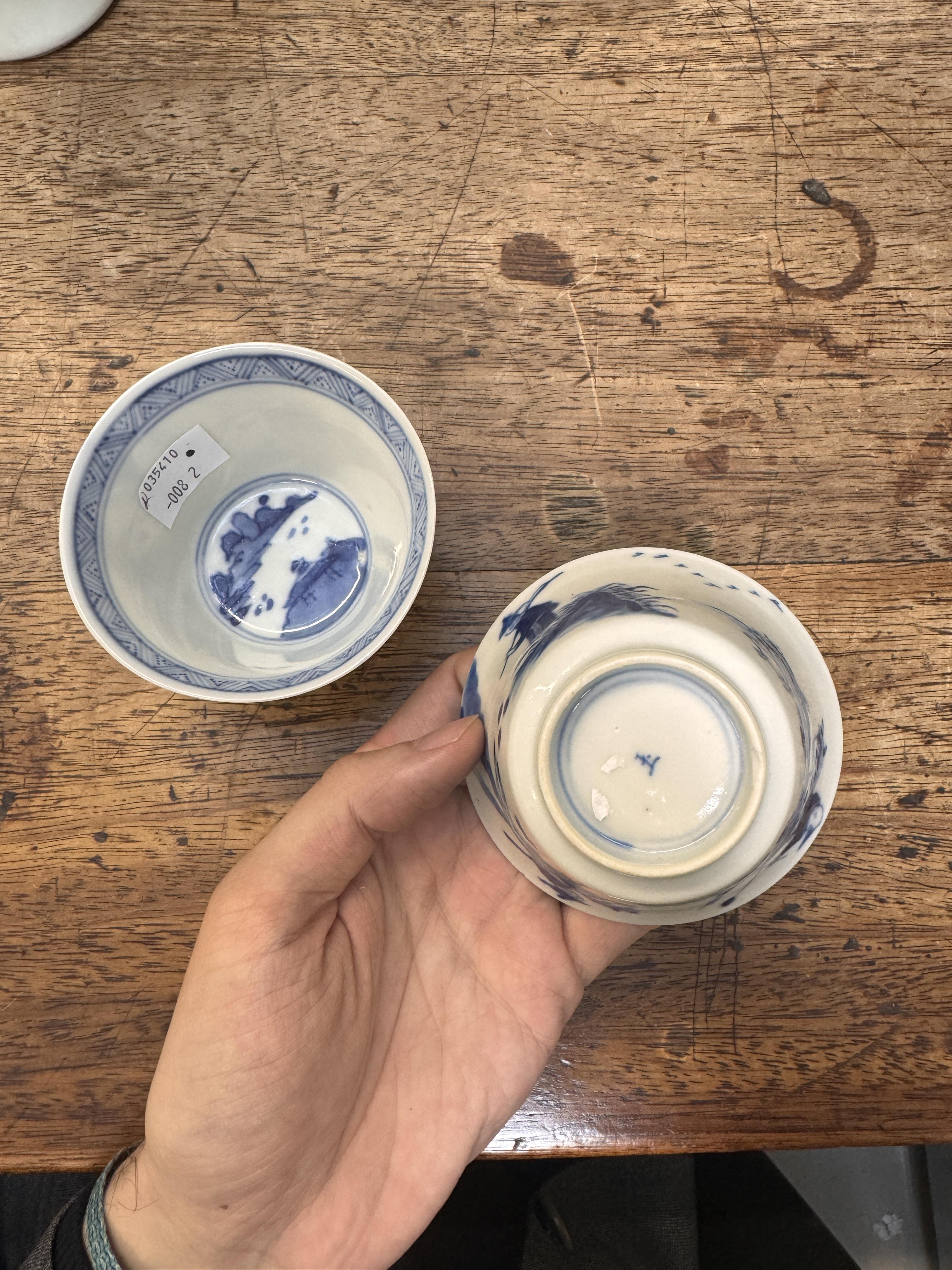 TWO CHINESE BLUE AND WHITE CUPS 清康熙 青花策馬勇戰圖盃兩件 《玉》款 - Image 16 of 23