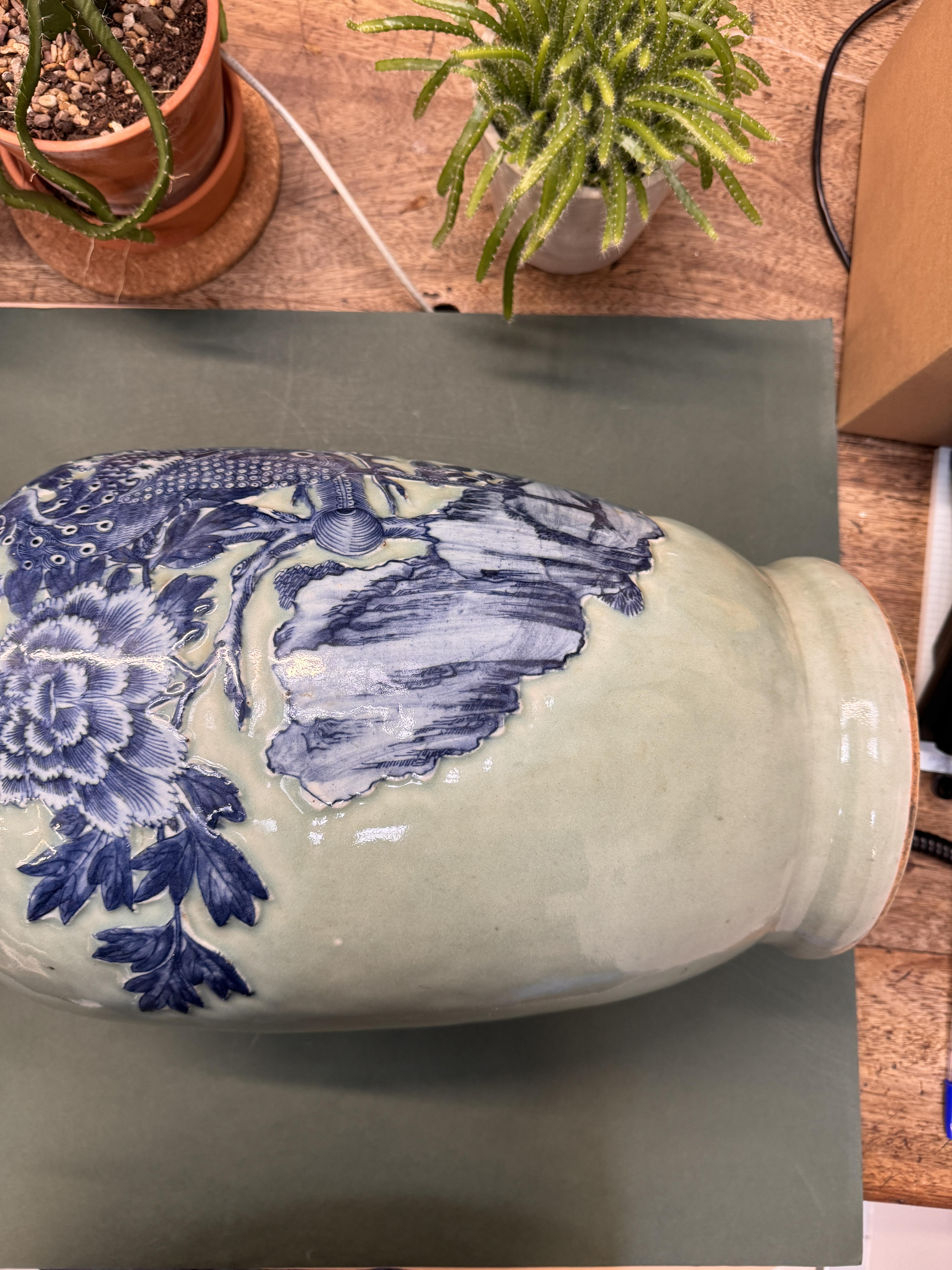 A LARGE CHINESE BLUE AND WHITE CELADON-GROUND 'PHOENIXES' VASE 清十九世紀 青花青地鳳紋雙螭龍紋瓶 - Image 4 of 12