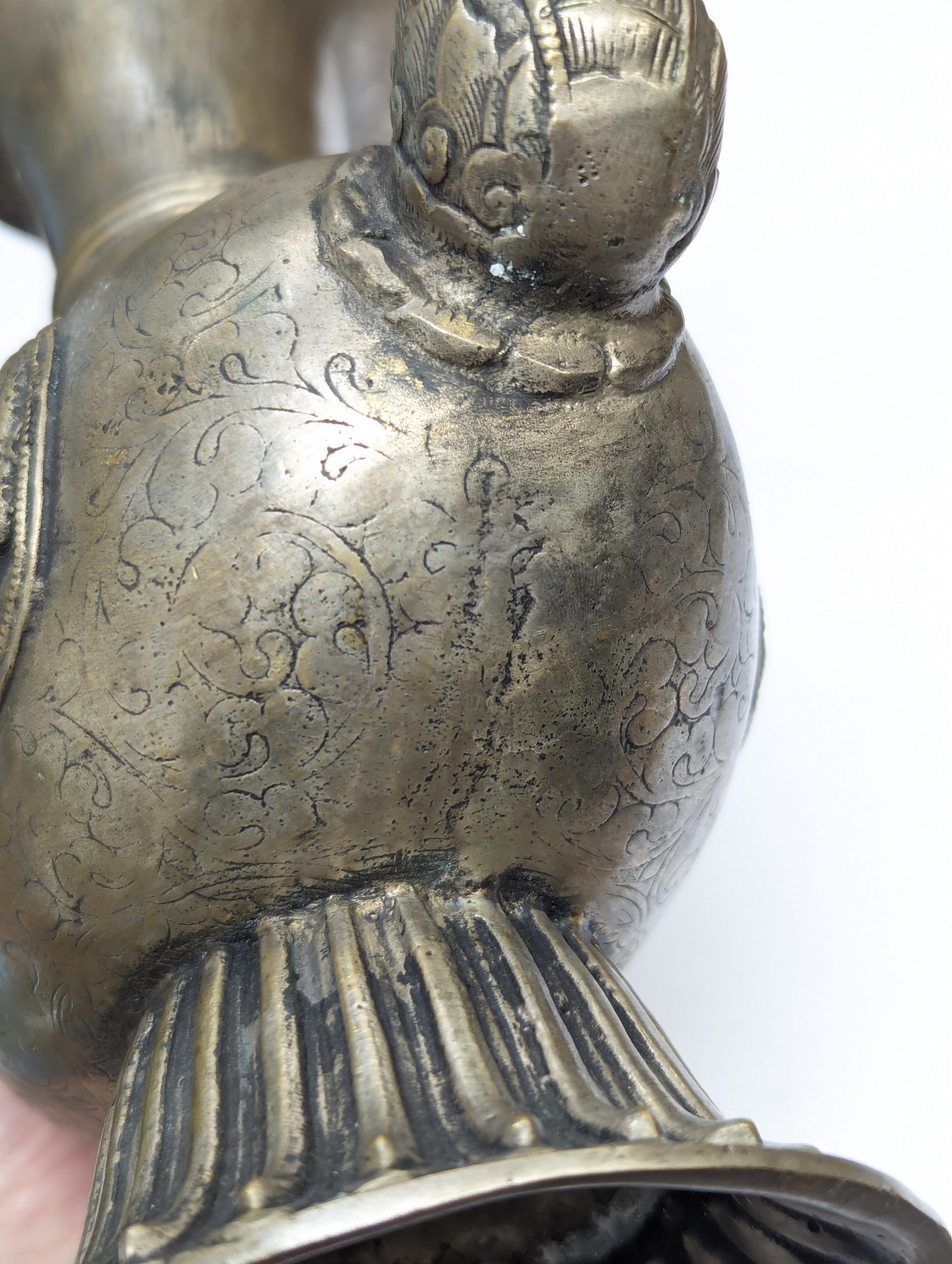 A TIBETAN BRONZE EWER AND COVER 十九世紀 銅執壺 - Image 12 of 16