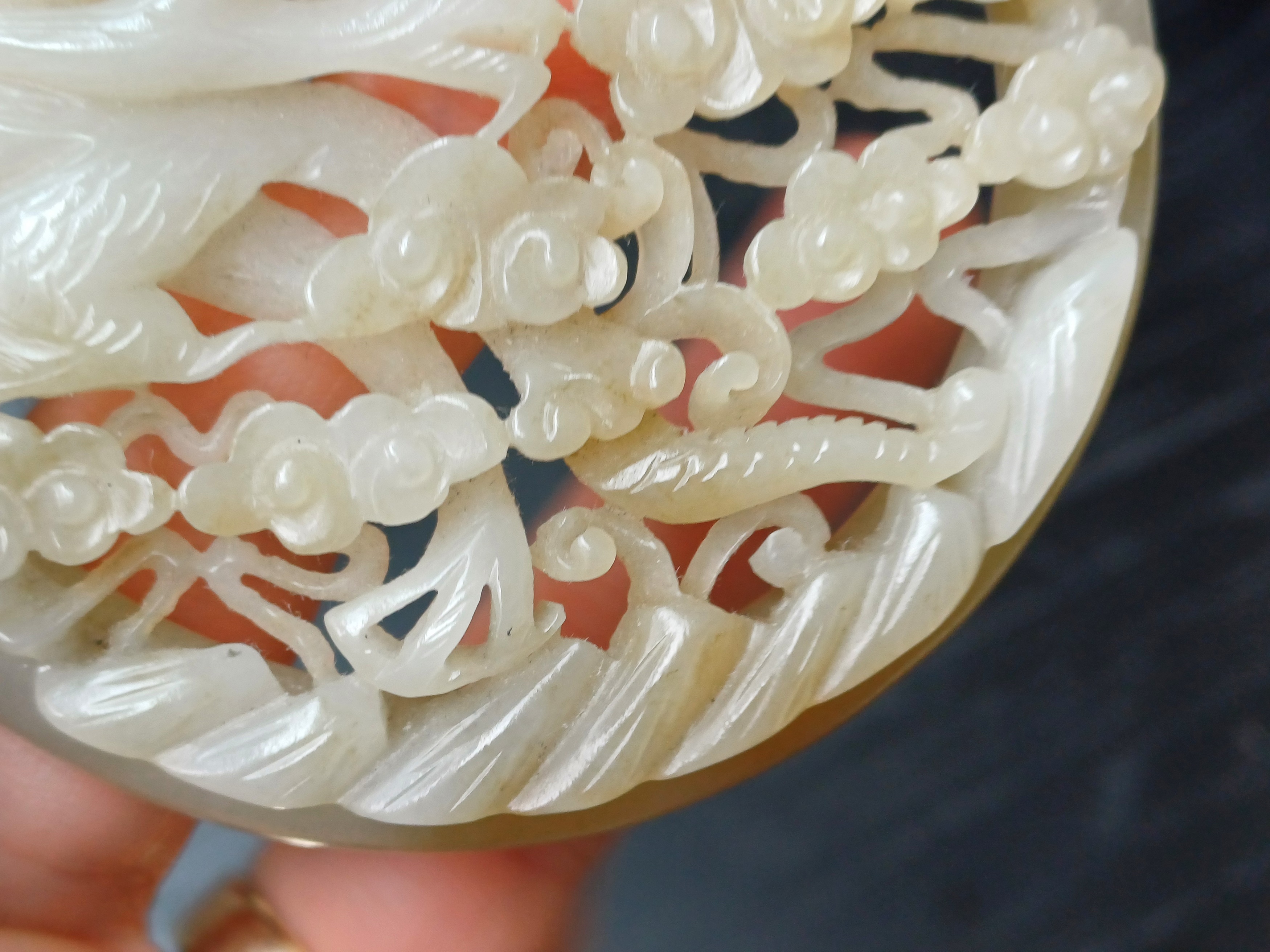 A CHINESE RETICULATED WHITE AND RUSSET JADE 'DRAGON' ROUND PLAQUE 十九世紀 白玉糖色龍趕珠紋珮 - Image 8 of 10