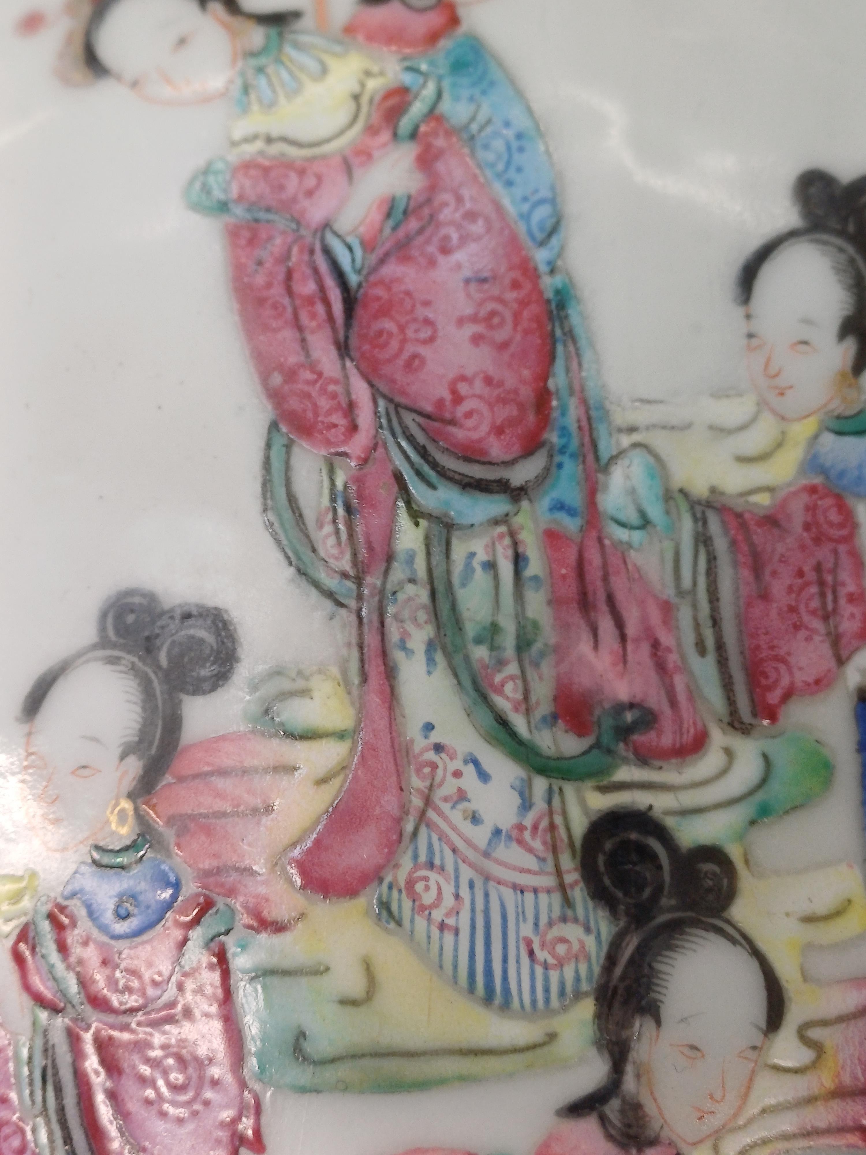 A LARGE CHINESE FAMILLE-ROSE BALUSTER VASE 清道光 粉彩人物故事圖紋雙螭龍耳瓶 - Image 8 of 16