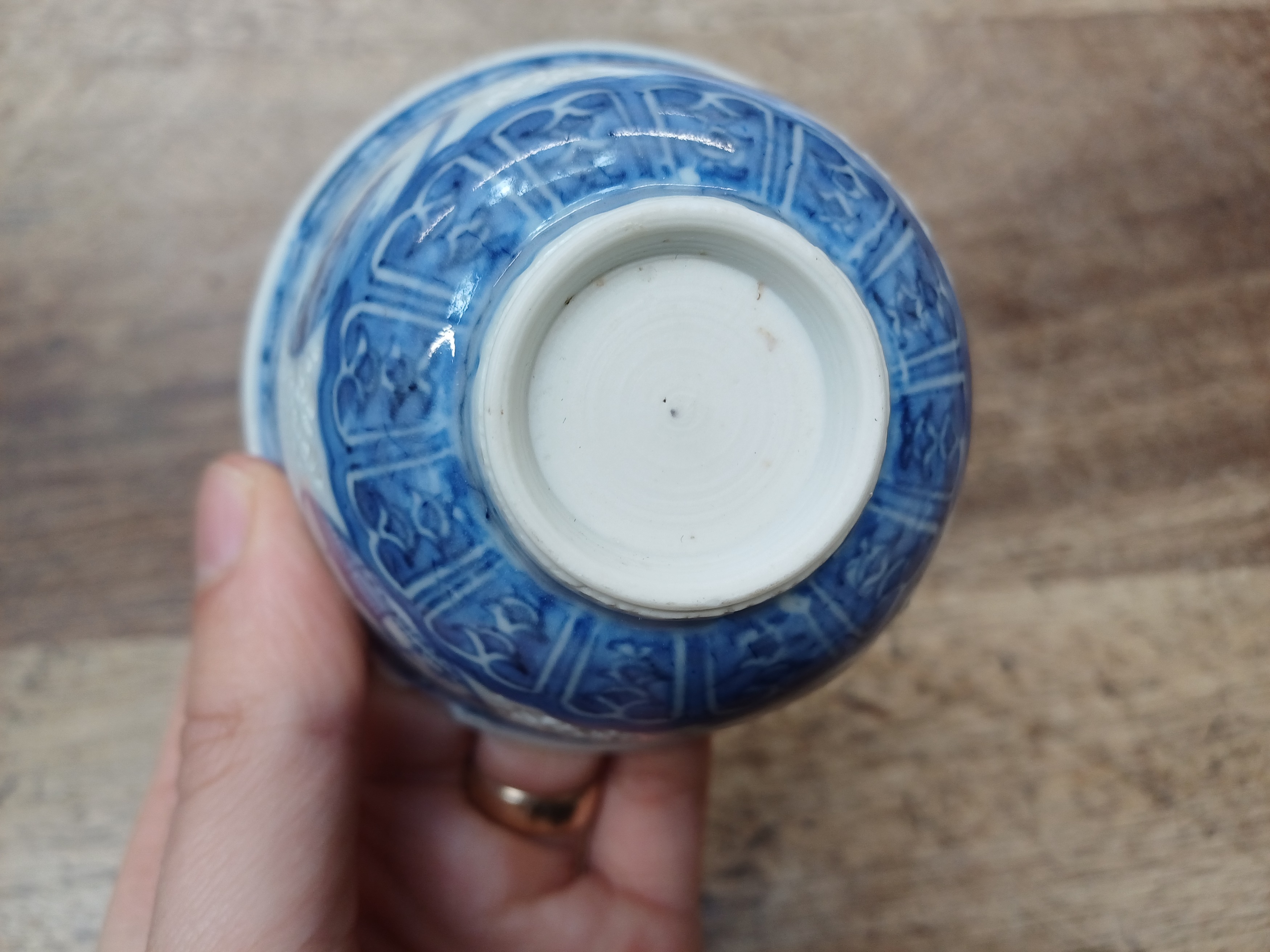 A CHINESE RETICULATED BLUE AND WHITE 'LINGLONG' TEA BOWL AND THREE EXPORT CERAMICS 清 崇禎至十八世紀 青花玲瓏盌及外 - Image 5 of 21