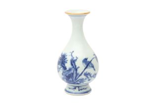 A CHINESE BLUE AND WHITE FLOWER AND BIRD BOTTLE VASE, YUHUCHUNPING 十九世紀 青花花鳥圖紋玉壺春瓶