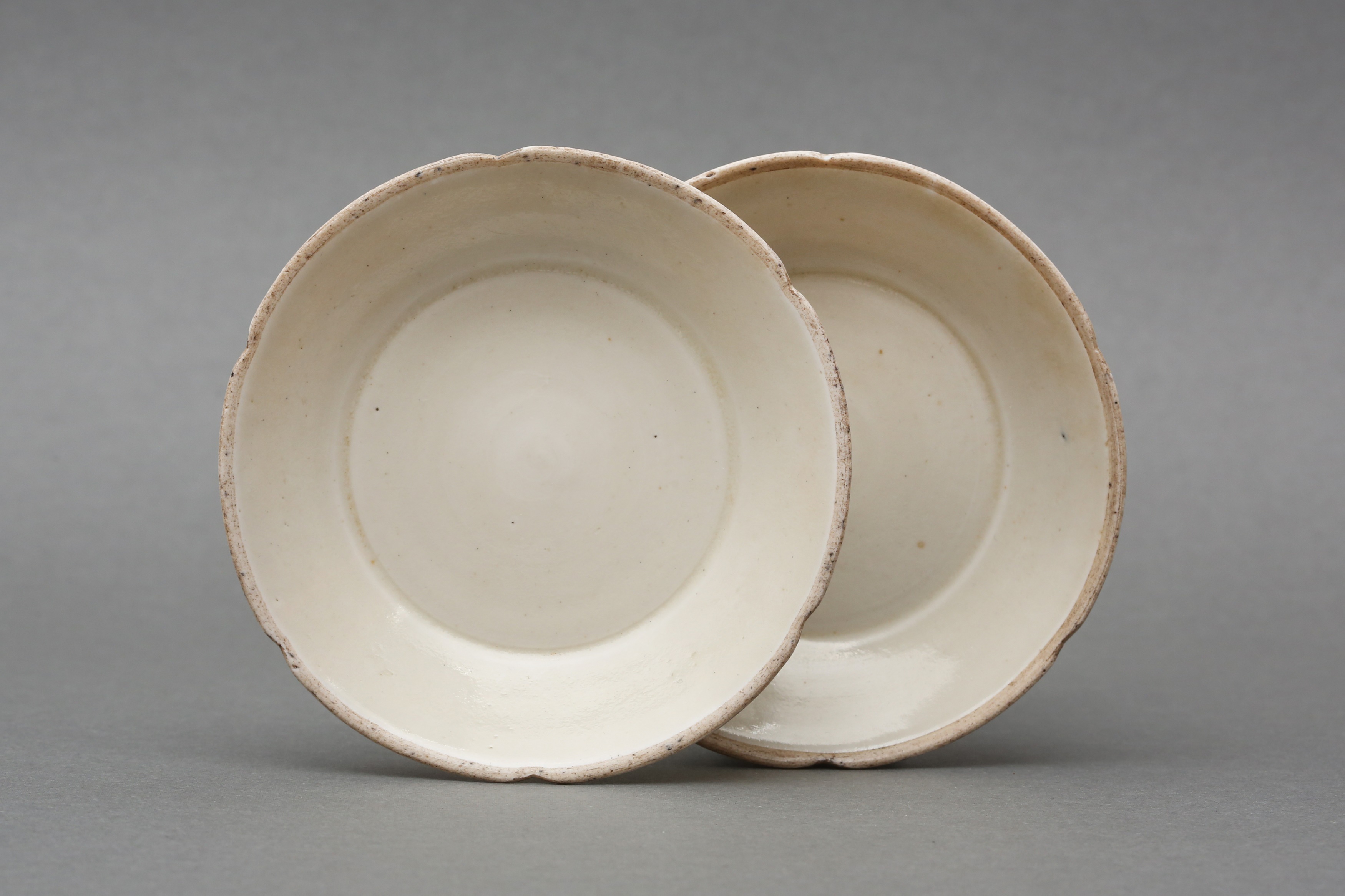 A SMALL PAIR OF CHINESE DING-TYPE FOLIATE DISHES 北宋至金 仿定窰花口盌一對 - Image 2 of 16