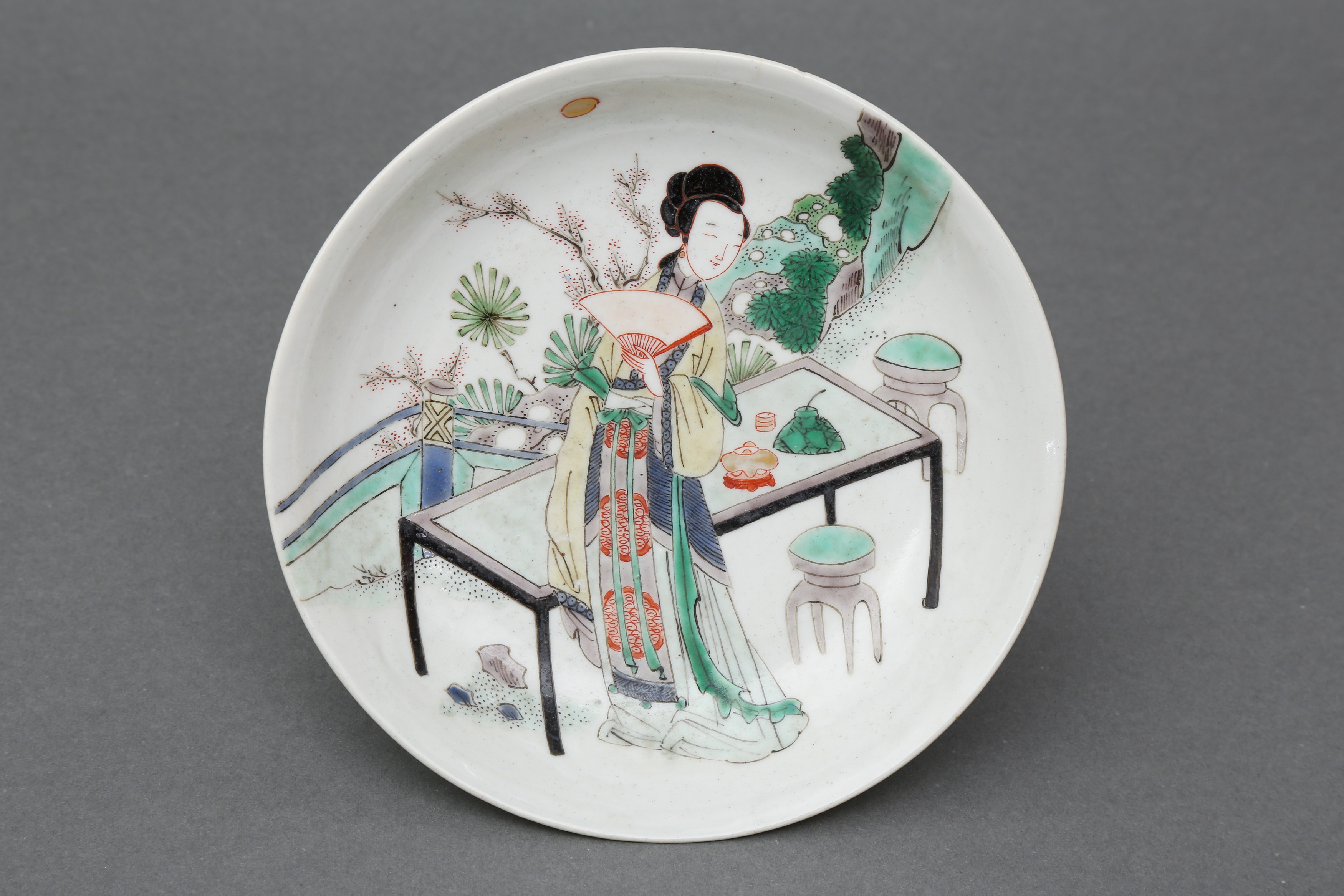 A CHINESE FAMILLE-VERTE 'LADY WITH MOON' DISH 清康熙 庭園仕女圖紋盤 《大明成化年製》款