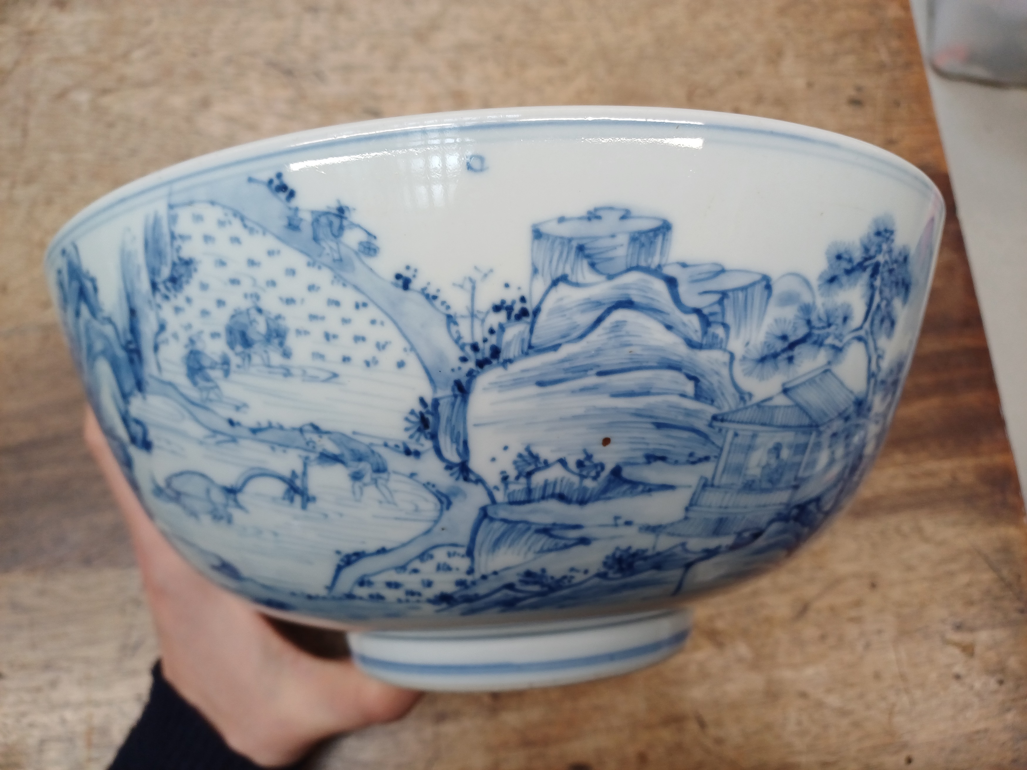 A RARE CHINESE BLUE AND WHITE 'MASTER OF THE ROCKS' BOWL 清康熙或雍正 青花山水人物圖紋盌 - Image 7 of 19
