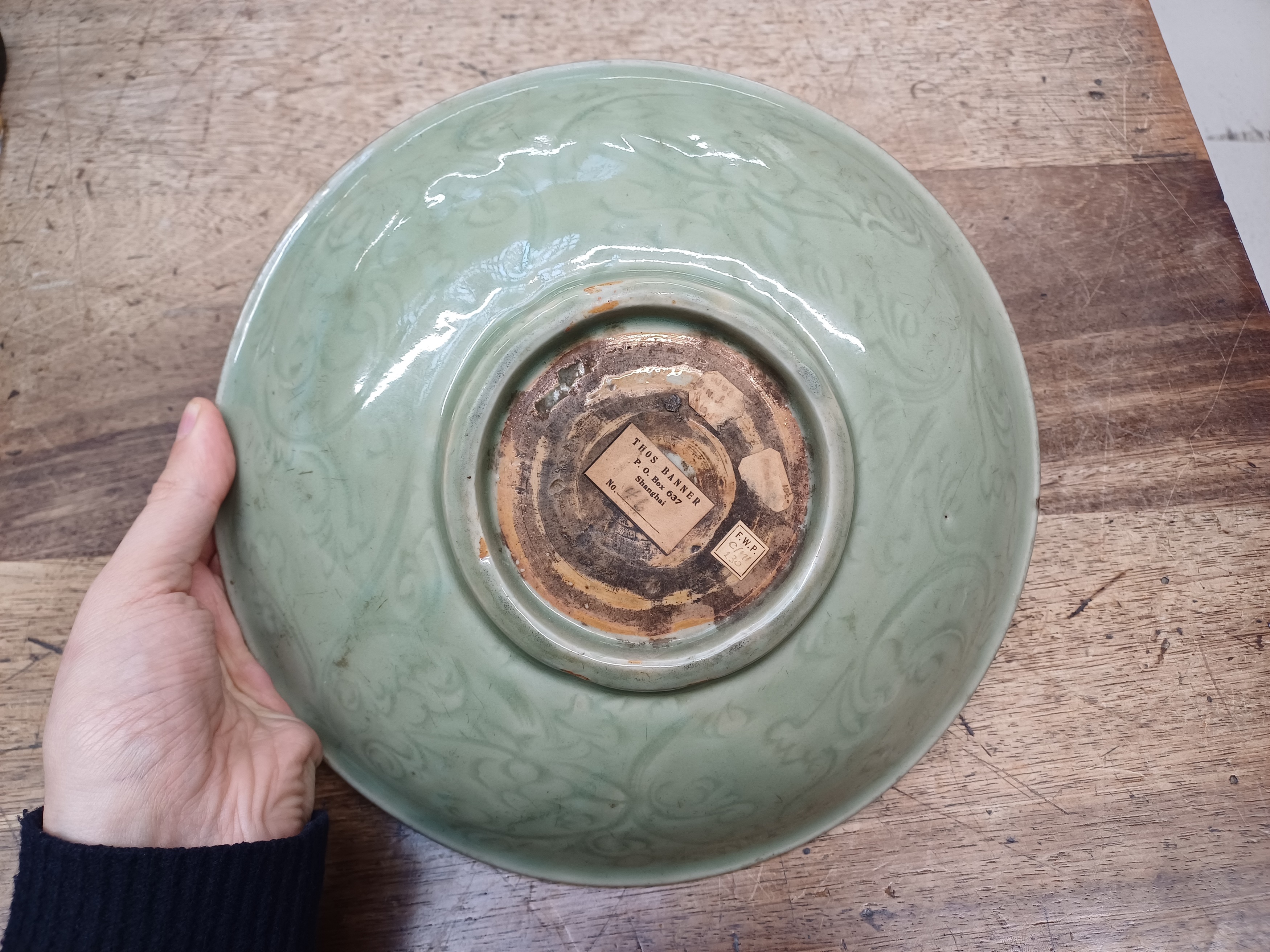 A CHINESE LONGQUAN CELADON-GLAZED 'PEONY' DISH 明十五世紀 龍泉窯青釉牡丹紋盤 - Image 8 of 11