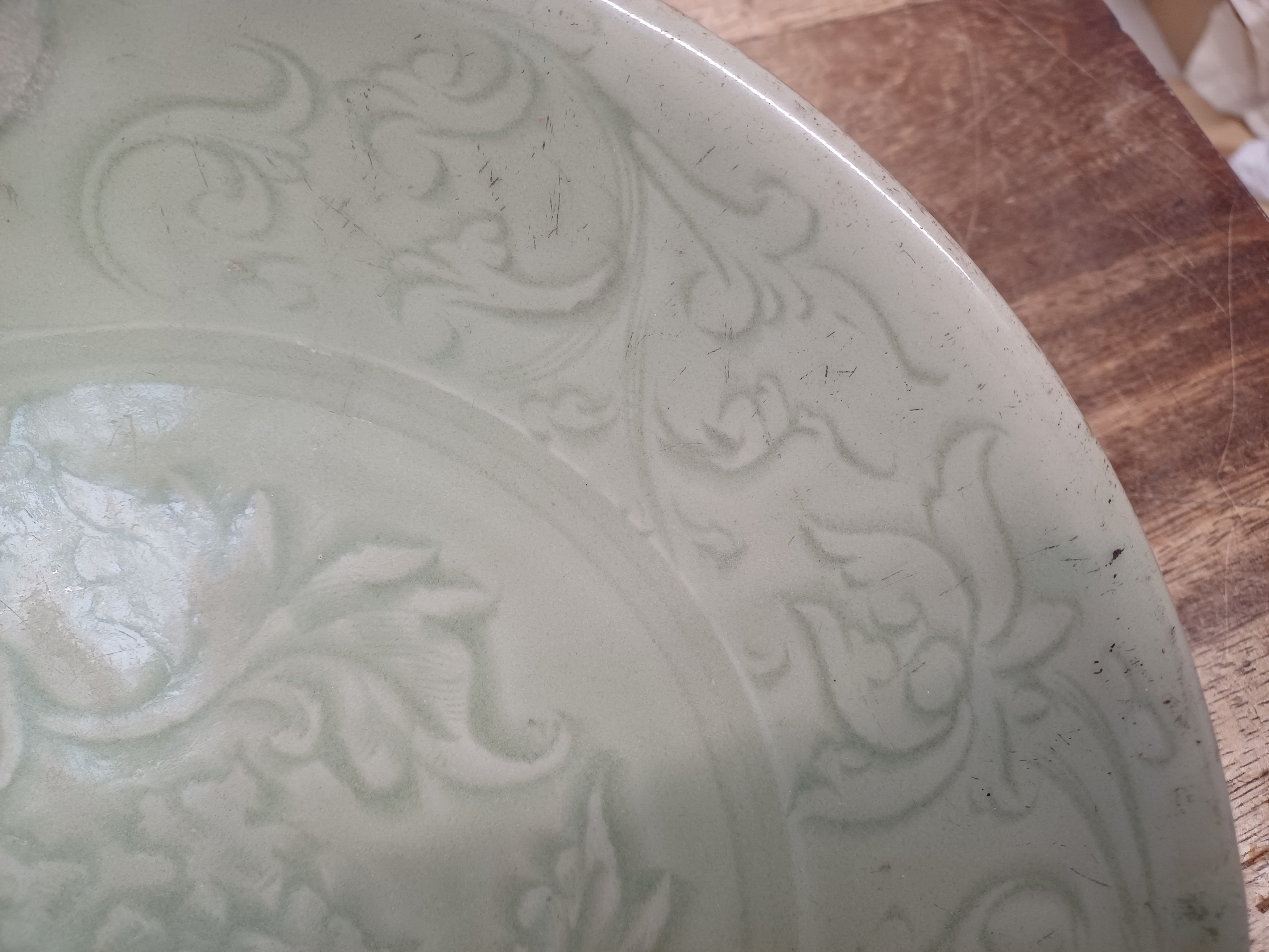 A CHINESE LONGQUAN CELADON-GLAZED 'PEONY' DISH 明十五世紀 龍泉窯青釉牡丹紋盤 - Image 5 of 11