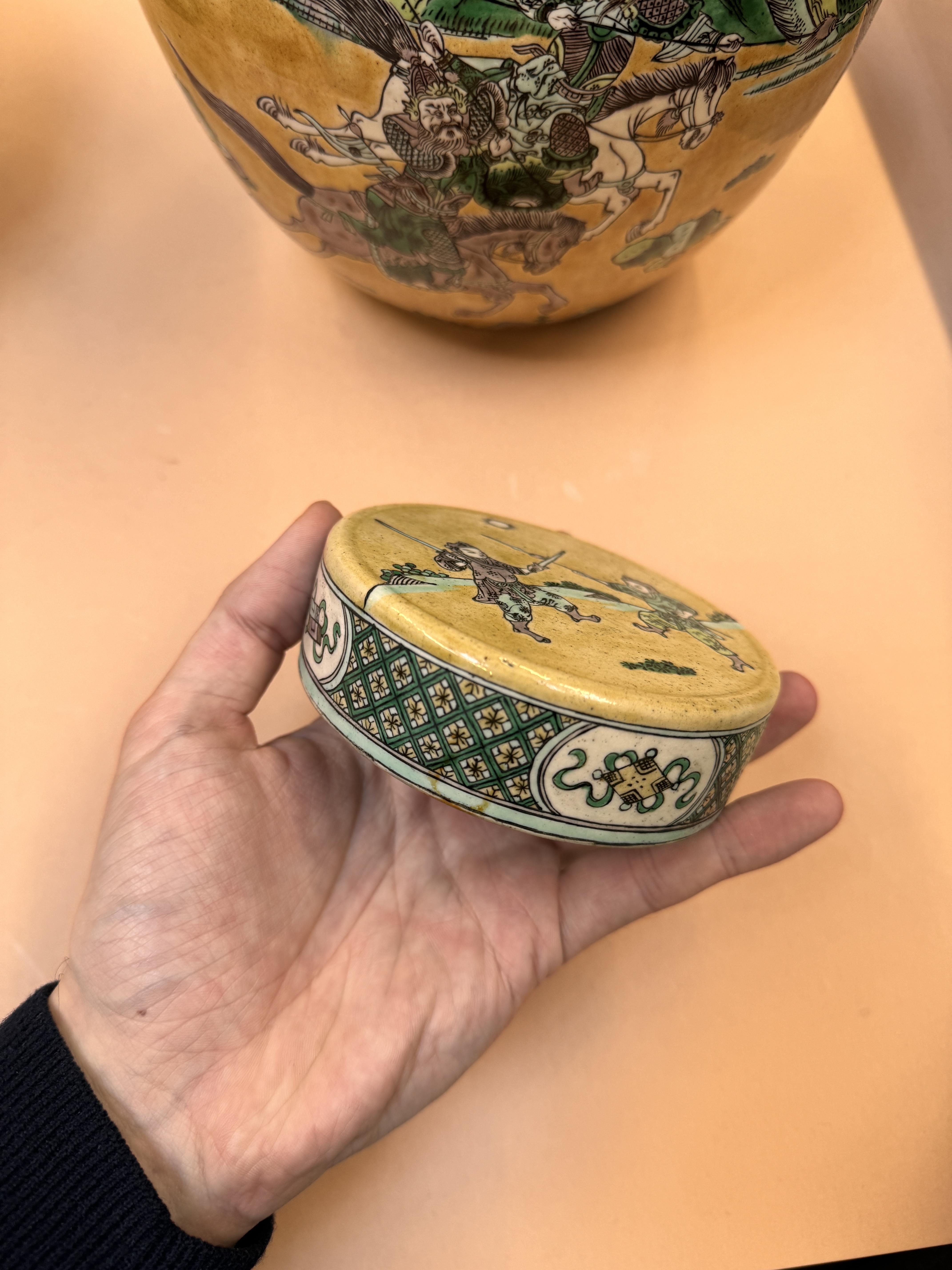 A PAIR OF CHINESE FAMILLE-JAUNE JARS AND COVERS 清十九世紀 三彩勇戰圖紋蓋罐一對 - Image 31 of 37