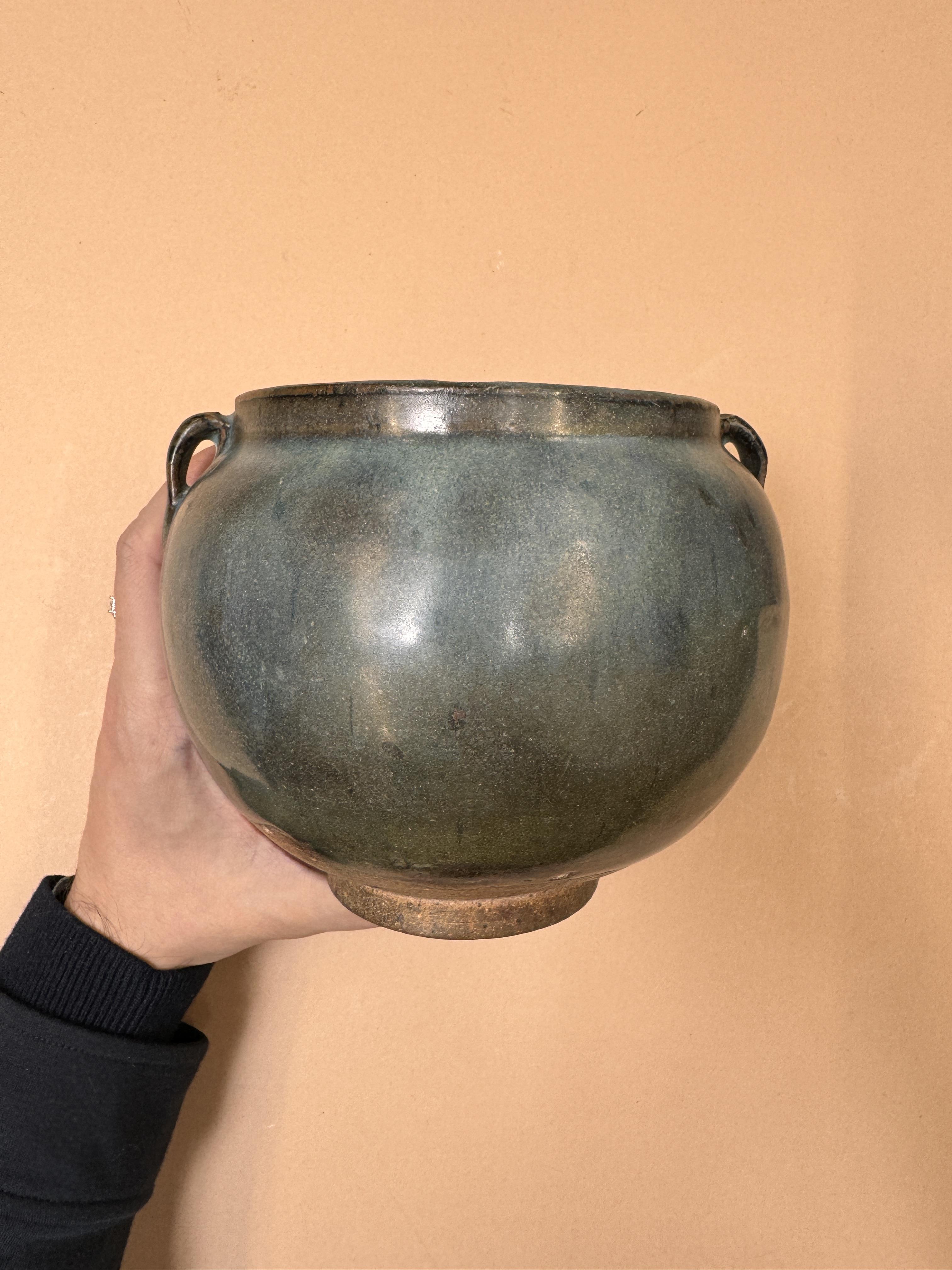 A CHINESE JUN-TYPE TWIN-HANDLED JAR 宋至元 仿鈞窯盌 - Image 17 of 22