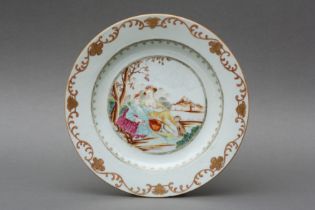 A CHINESE EXPORT FAMILLE ROSE 'EUROPEAN SUBJECTS' DISH 清乾隆 十八世紀 約1775年 外銷粉彩西洋人物圖紋盤