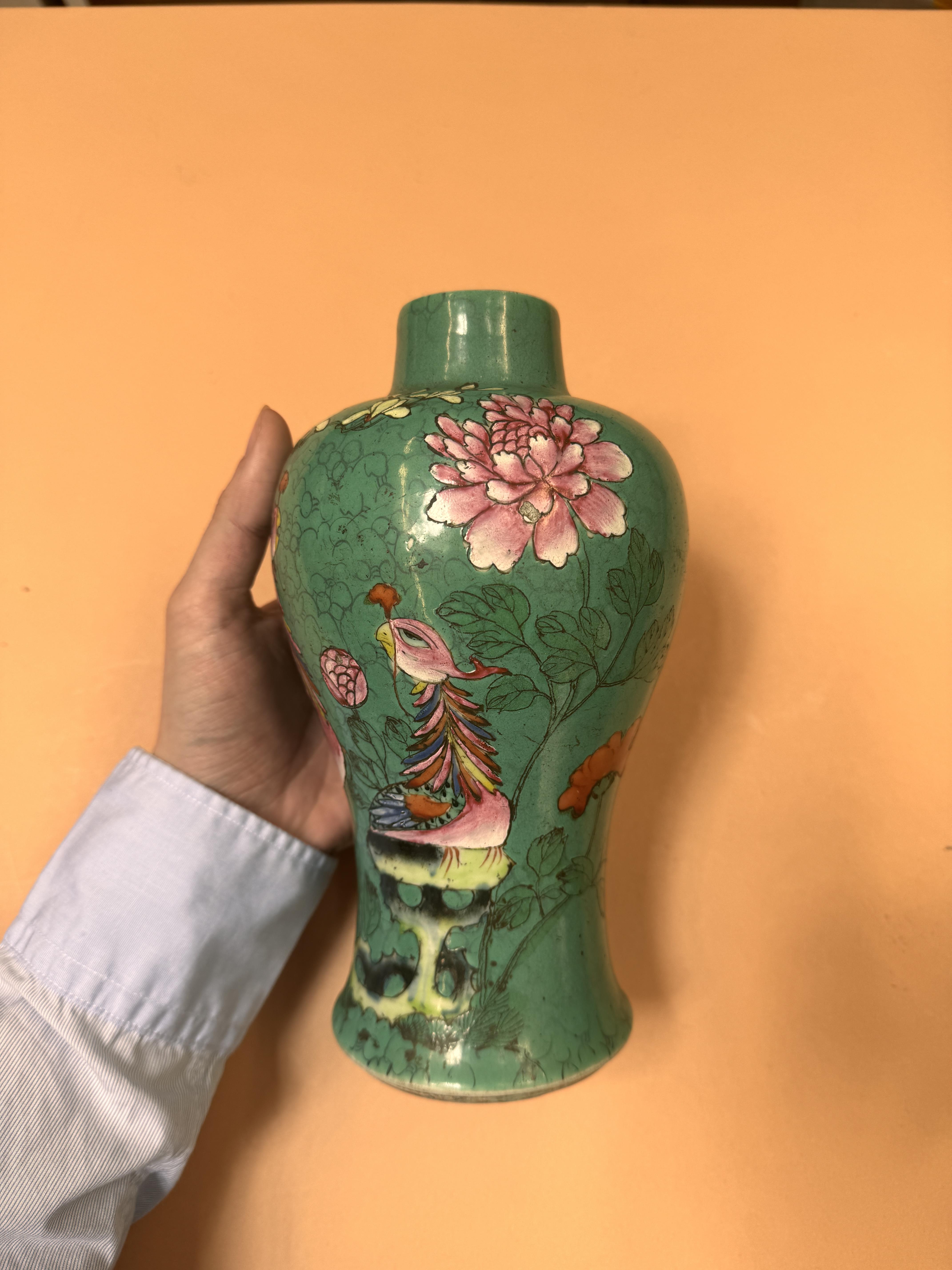 A CHINESE FAMILLE-ROSE 'PHOENIX' VASE FOR THE STRAITS OR PERANAKAN MARKET 清十八世紀 粉彩松石綠地穿花鳳紋瓶 - Image 9 of 11