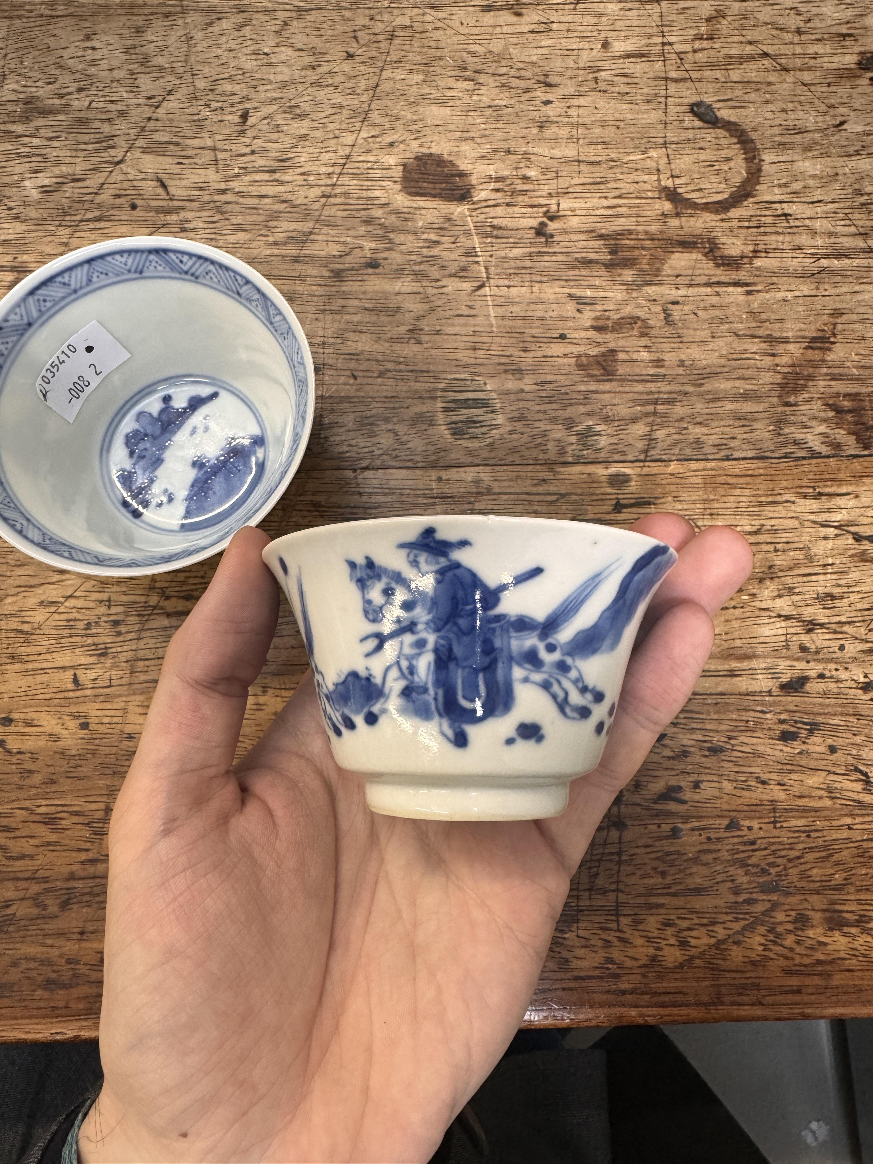 TWO CHINESE BLUE AND WHITE CUPS 清康熙 青花策馬勇戰圖盃兩件 《玉》款 - Image 14 of 23