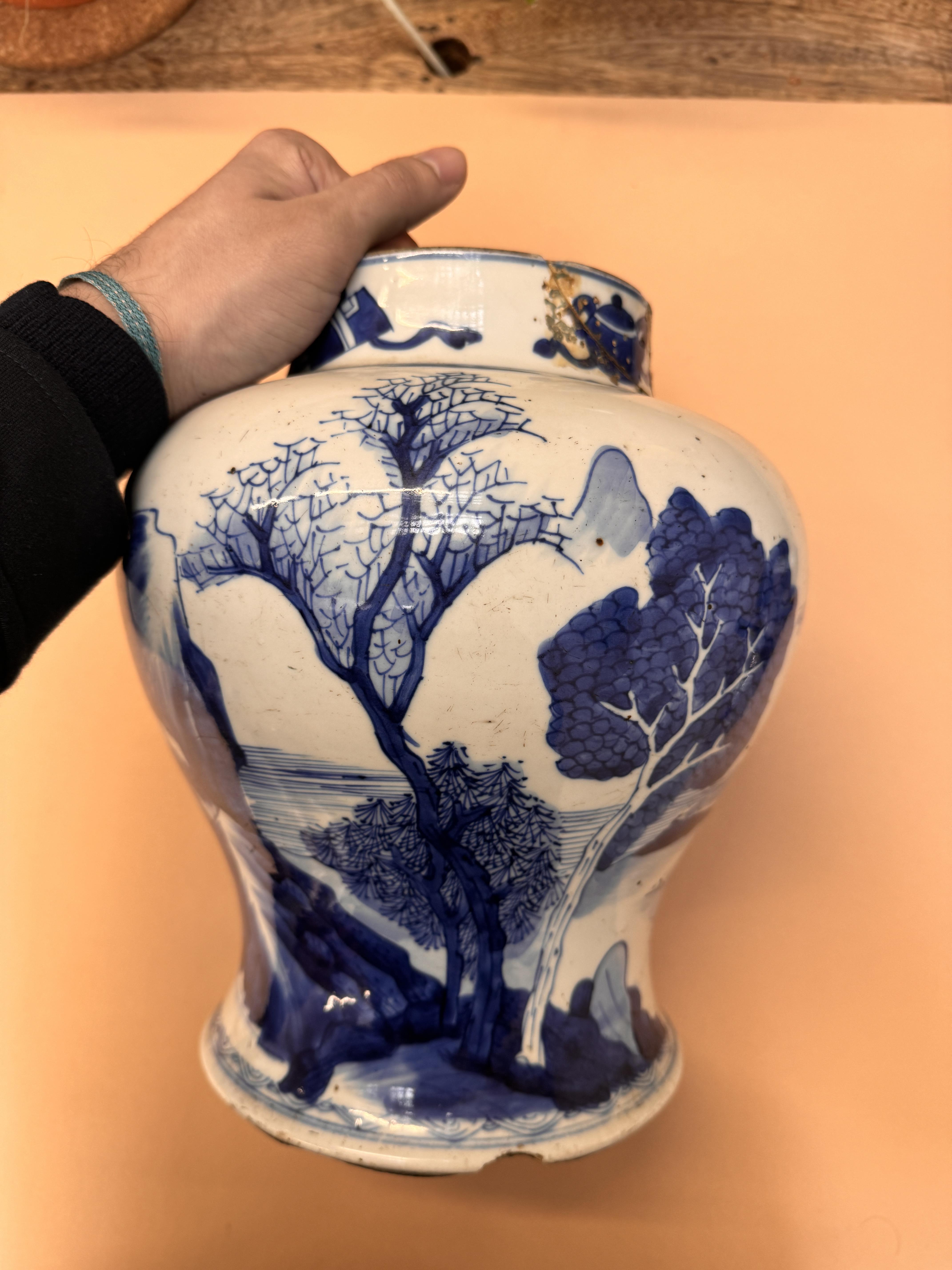 A CHINESE BLUE AND WHITE 'LANDSCAPE' VASE 清康熙 青花山水圖紋瓶 - Image 9 of 22