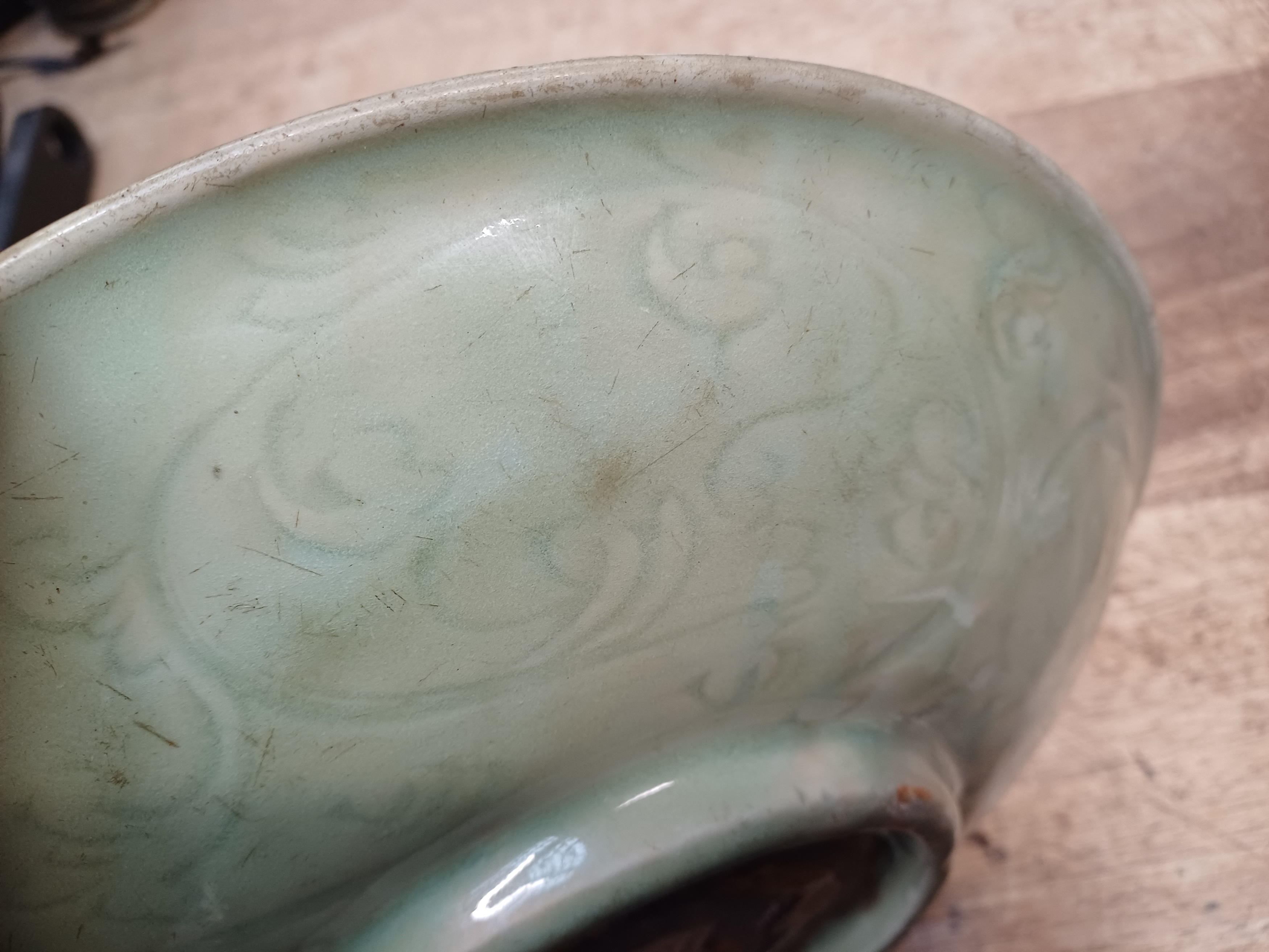 A CHINESE LONGQUAN CELADON-GLAZED 'PEONY' DISH 明十五世紀 龍泉窯青釉牡丹紋盤 - Image 7 of 11