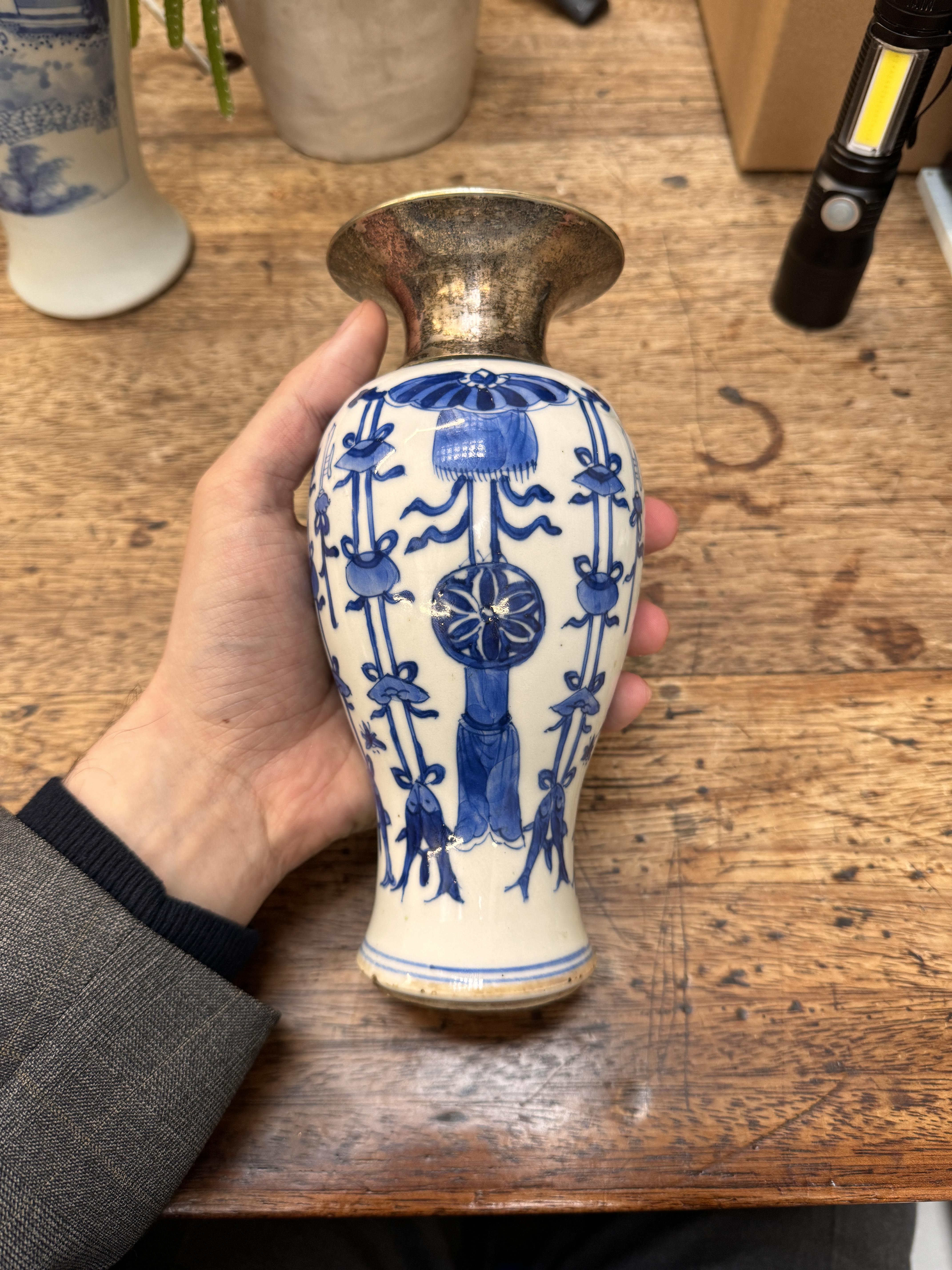 A CHINESE BLUE AND WHITE VASE 清康熙 青花雙魚紋瓶 - Image 17 of 17