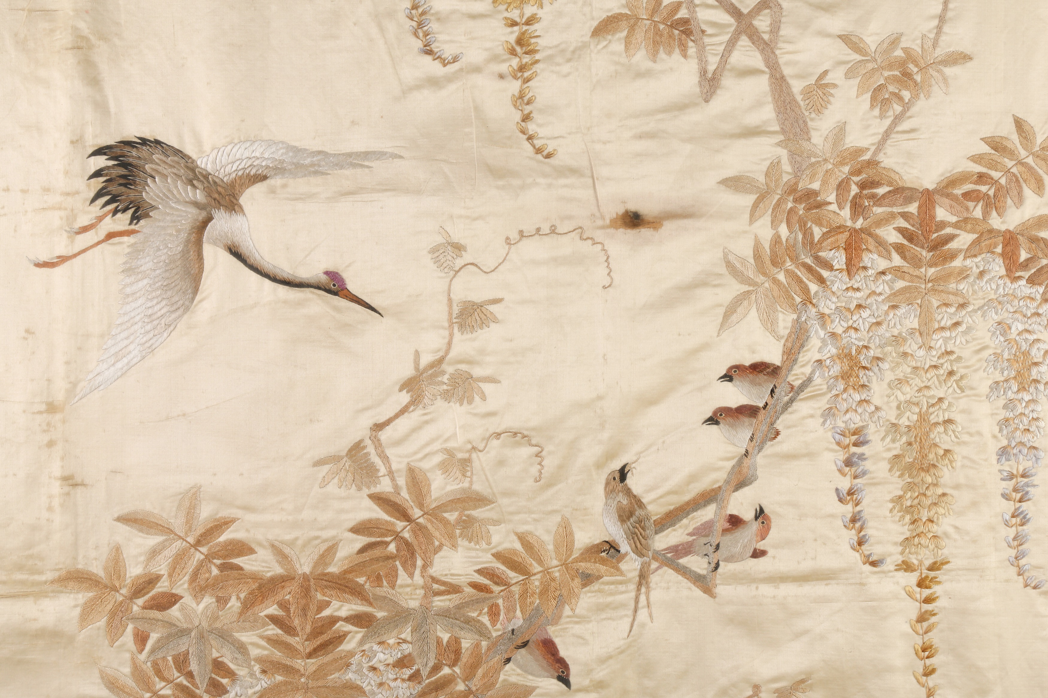 A LARGE CHINESE SILK EMBROIDERED 'CRANES' PANEL 十九至二十世紀 緞繡花陰鶴紋掛幅 - Image 3 of 5