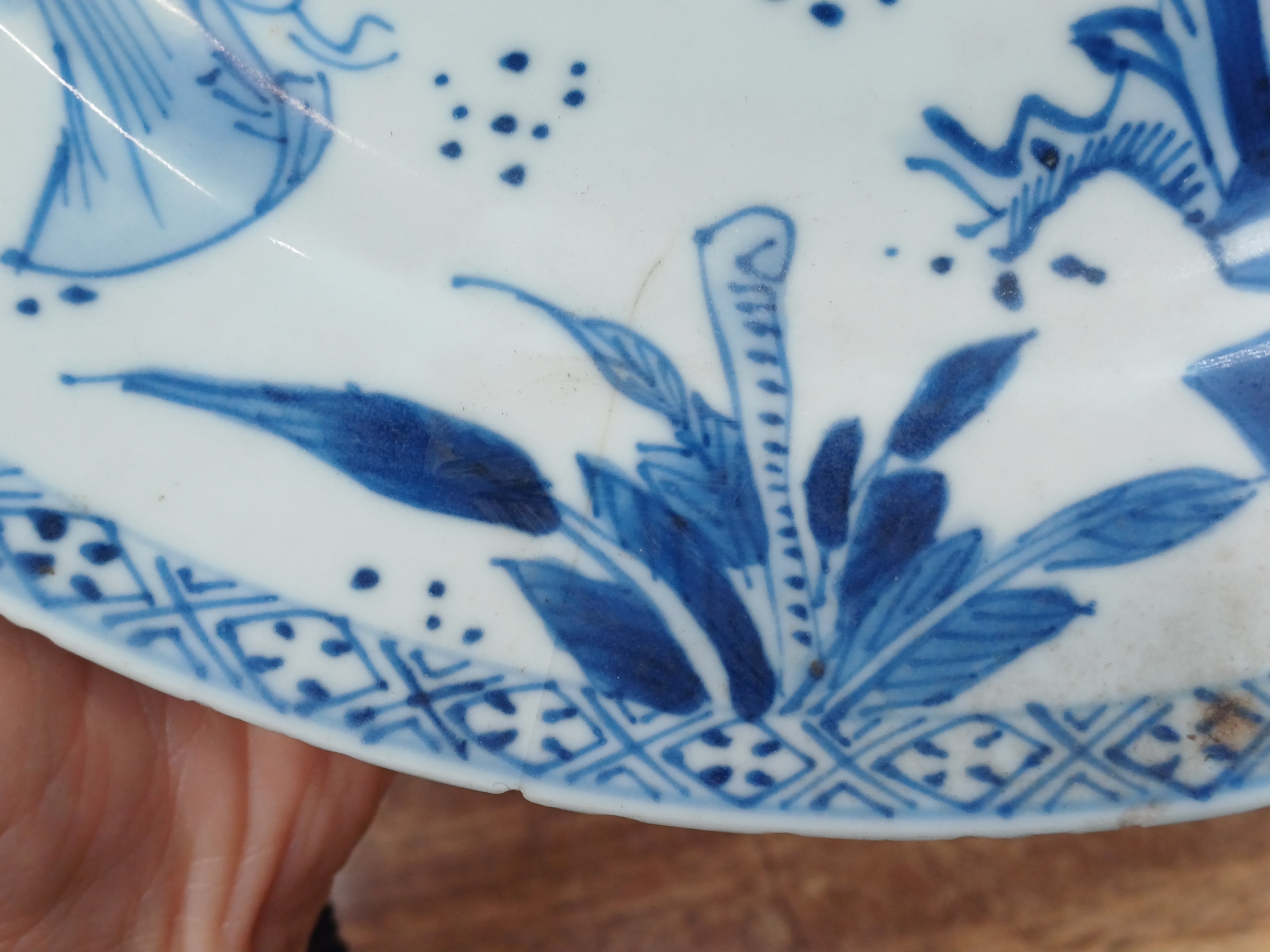 A CHINESE BLUE AND WHITE 'ROMANCE OF THE WESTERN CHAMBER' DISH 清雍正 青花繪西廂記盤 - Image 2 of 8