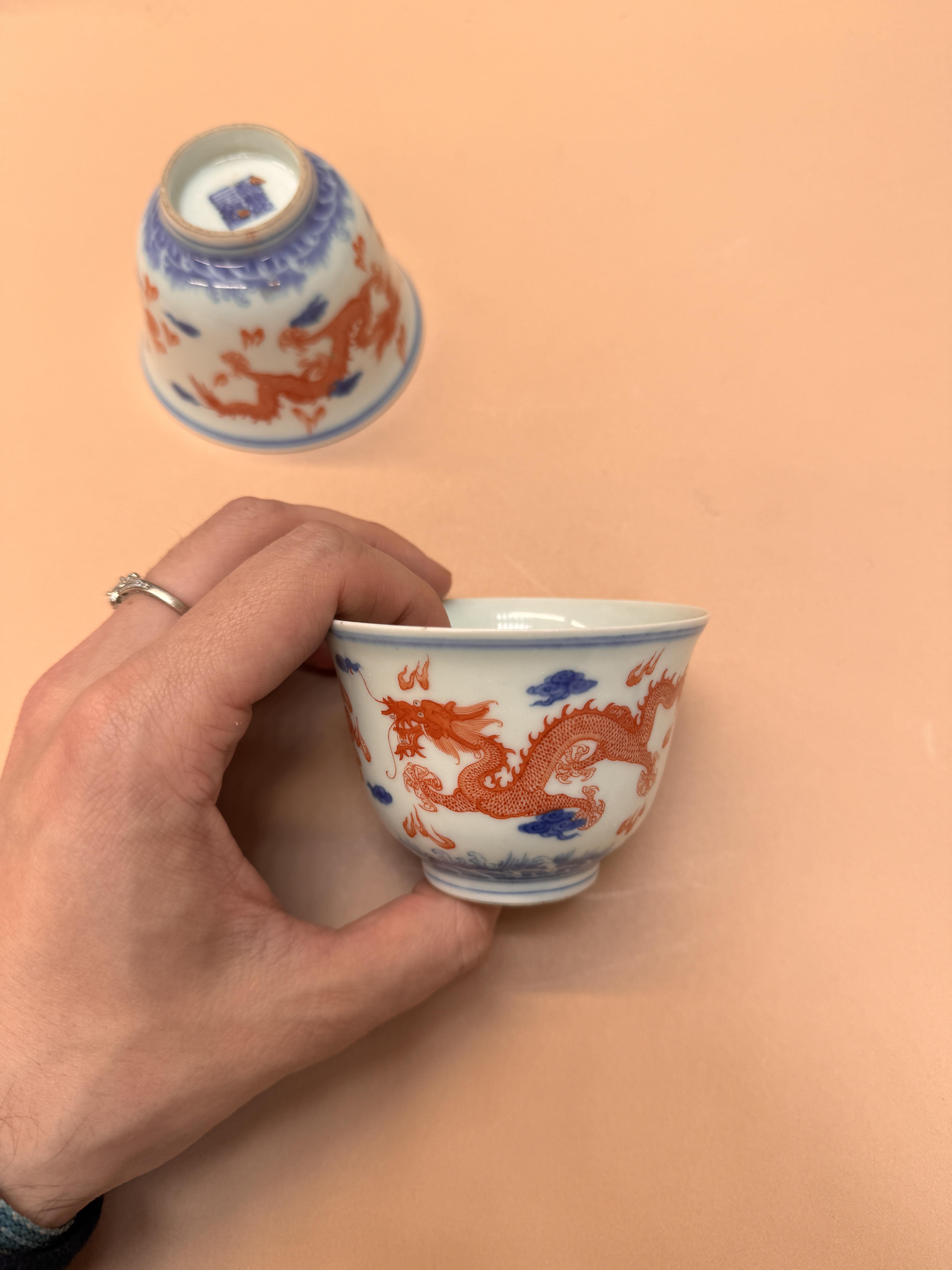 A PAIR OF CHINESE BLUE AND WHITE AND IRON-RED 'DRAGON' CUPS 清嘉慶 青花釉裡紅龍紋盃 - Image 6 of 19