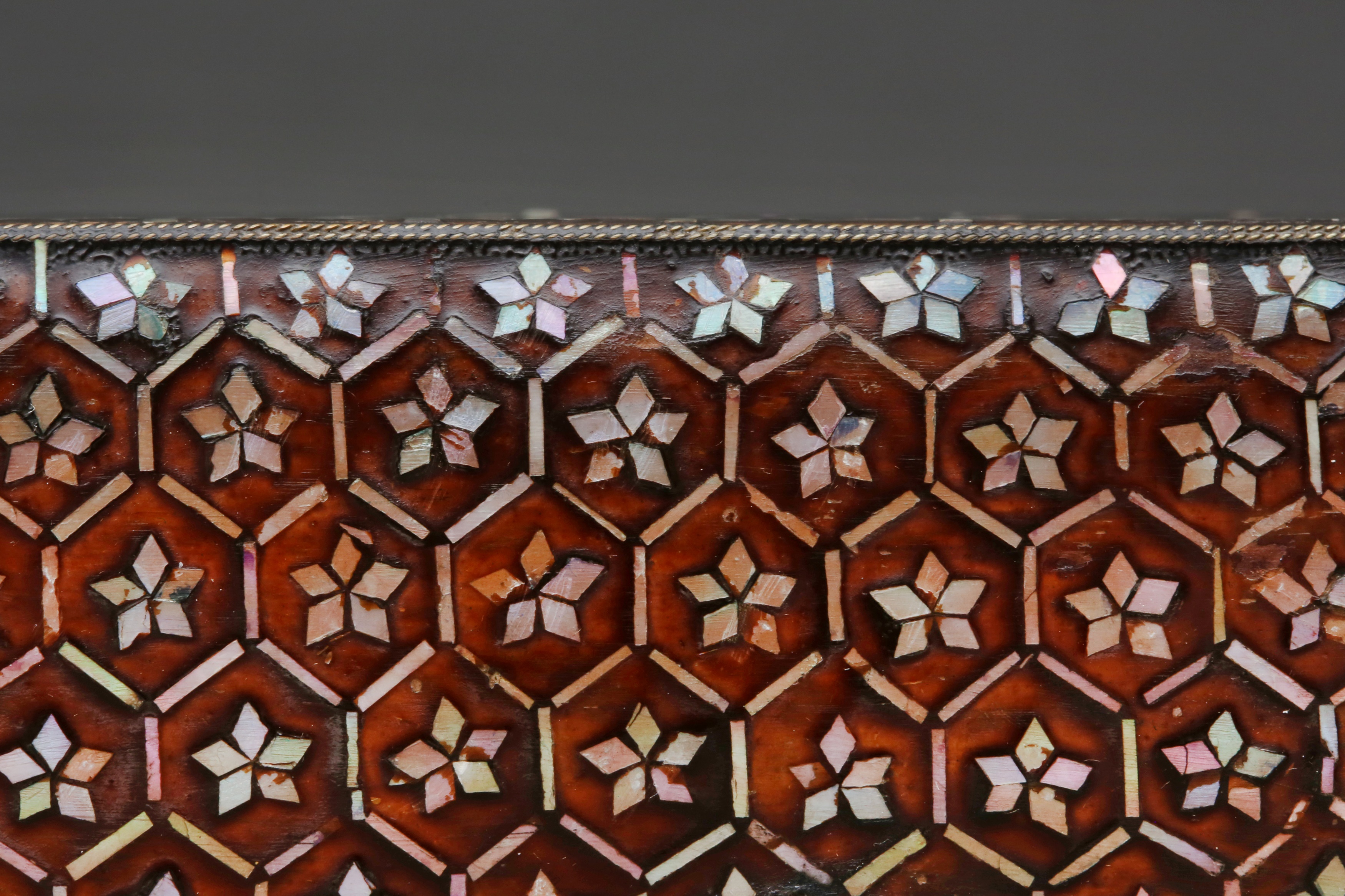 A JAPANESE RYUKYU ISLAND-STYLE MOTHER-OF-PEARL INLAID BLACK LACQUER BOX AND COVER - Image 5 of 7