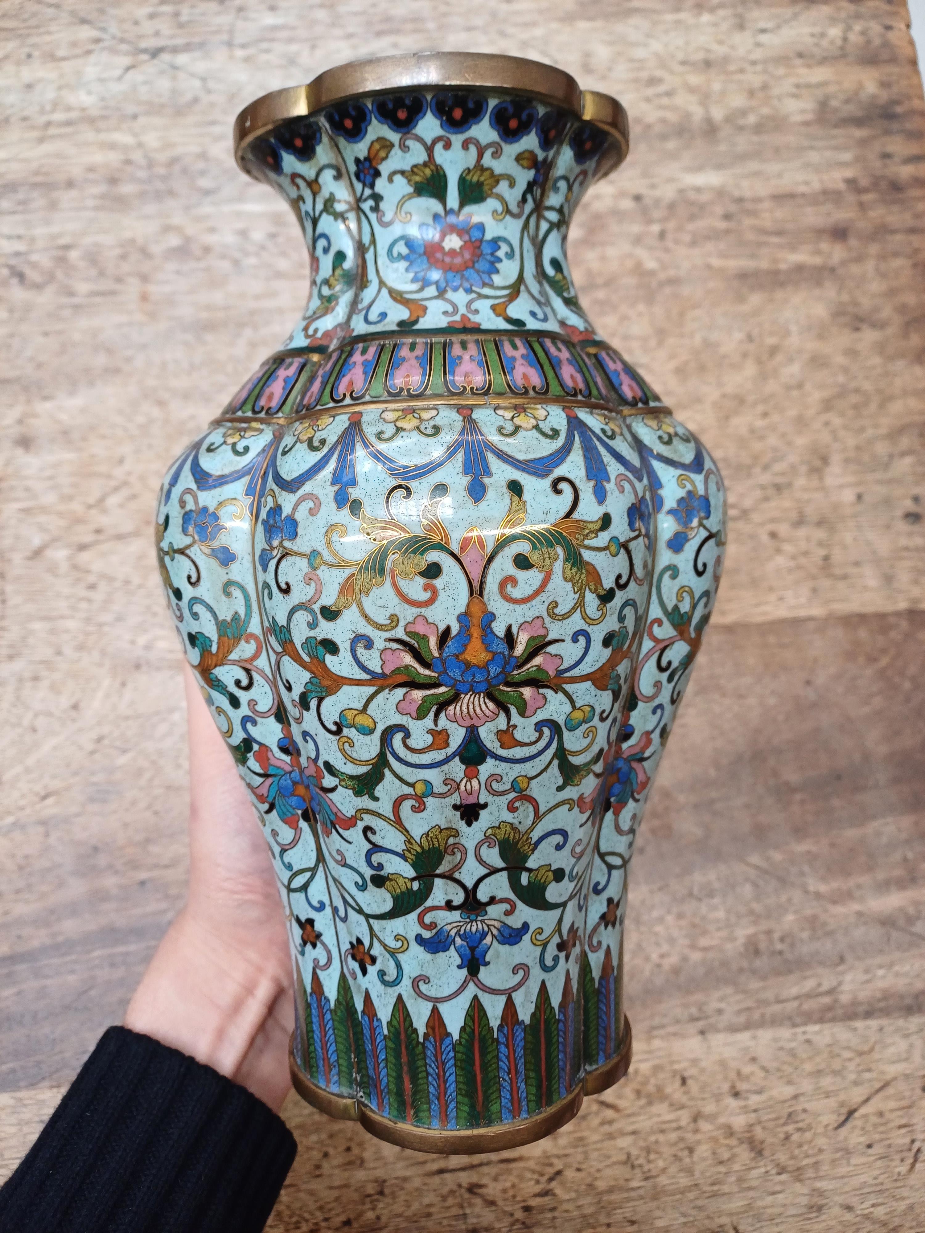 A PAIR OF CHINESE CLOISONNÉ ENAMEL VASES 清十八世紀 銅胎掐絲琺瑯番蓮紋瓶一對 - Image 14 of 17
