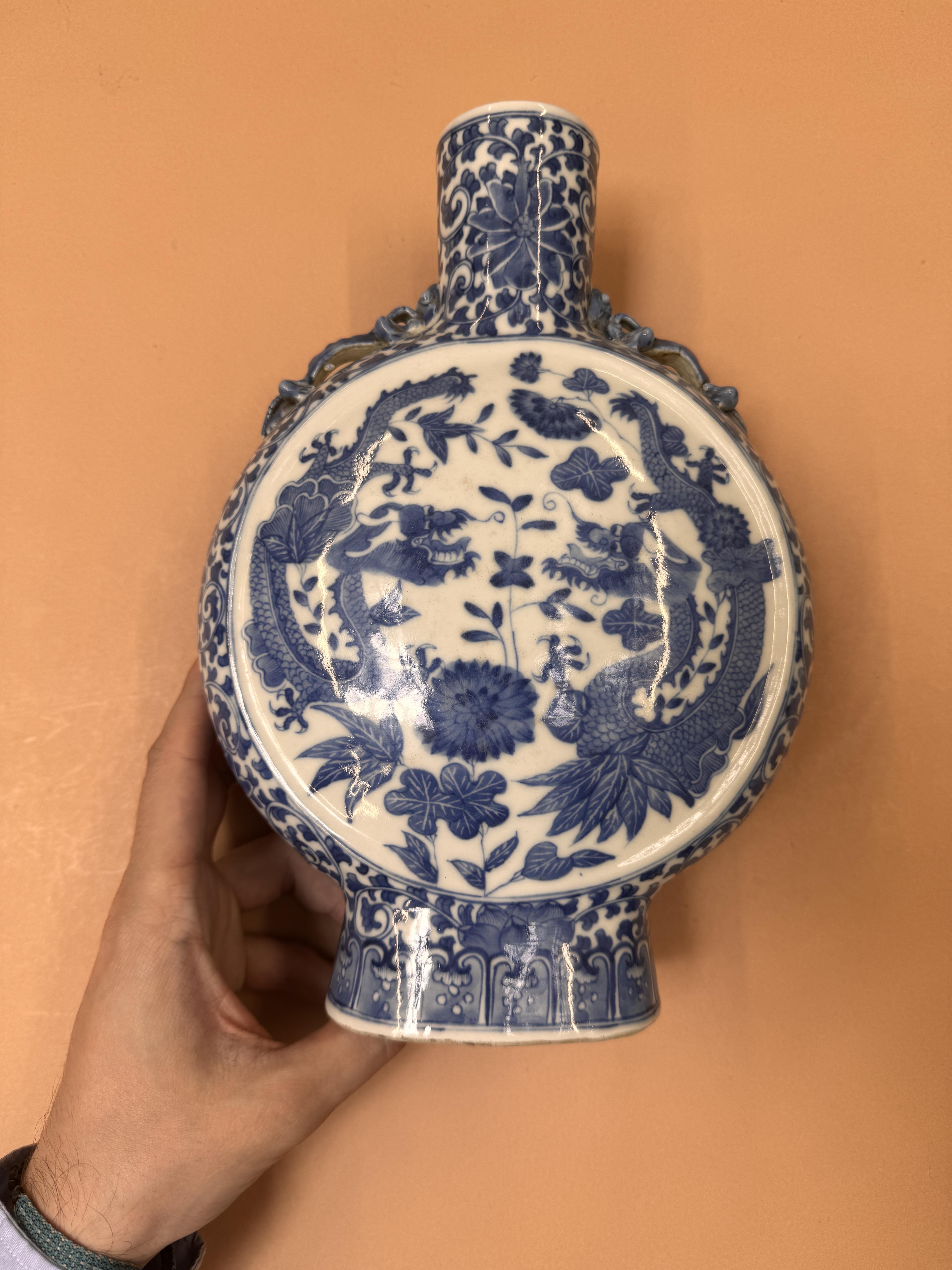 A CHINESE BLUE AND WHITE 'DRAGONS' MOON FLASK 清十九世紀 青花雙龍穿花抱月瓶 - Image 9 of 14