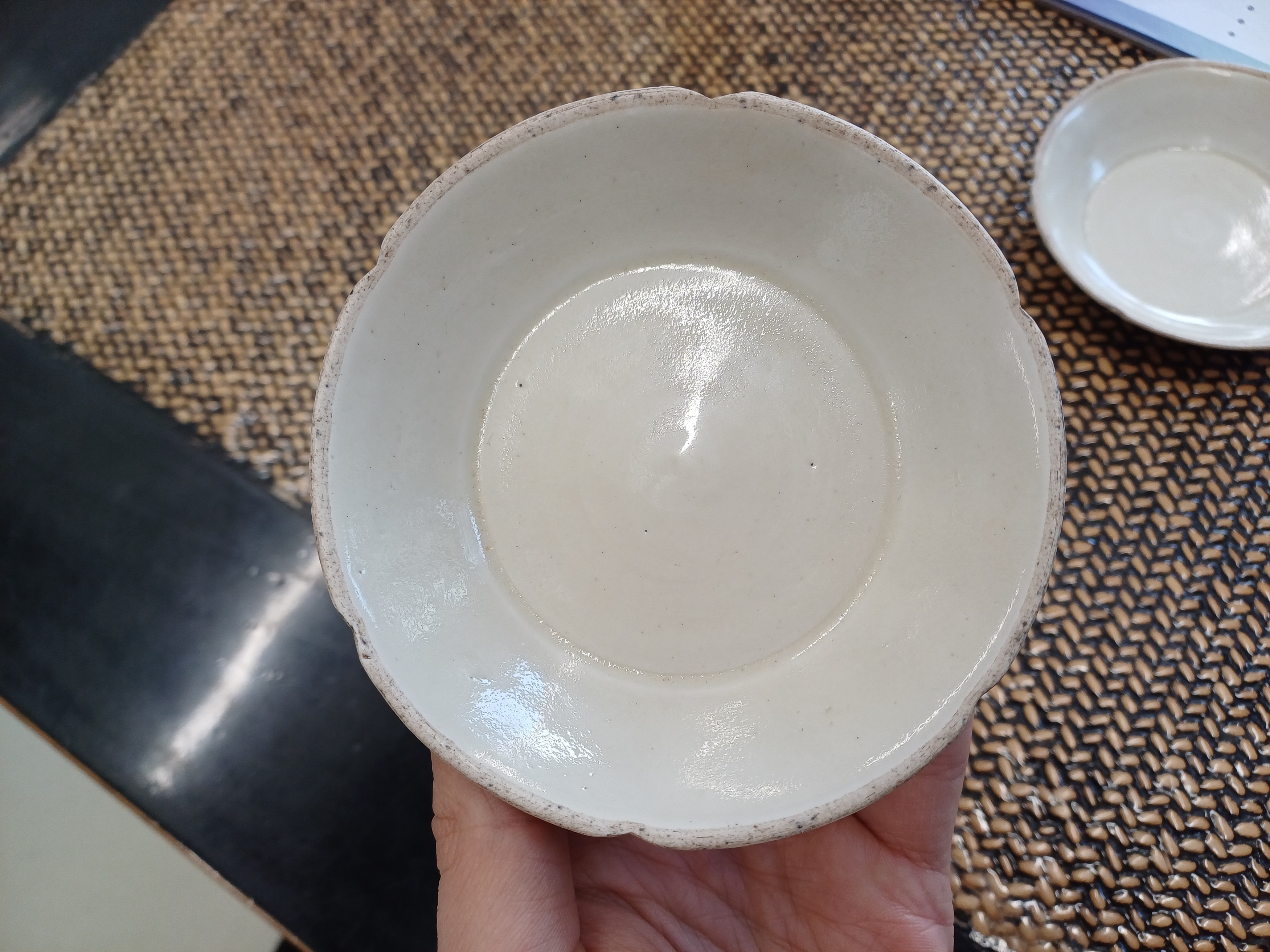A SMALL PAIR OF CHINESE DING-TYPE FOLIATE DISHES 北宋至金 仿定窰花口盌一對 - Image 9 of 16